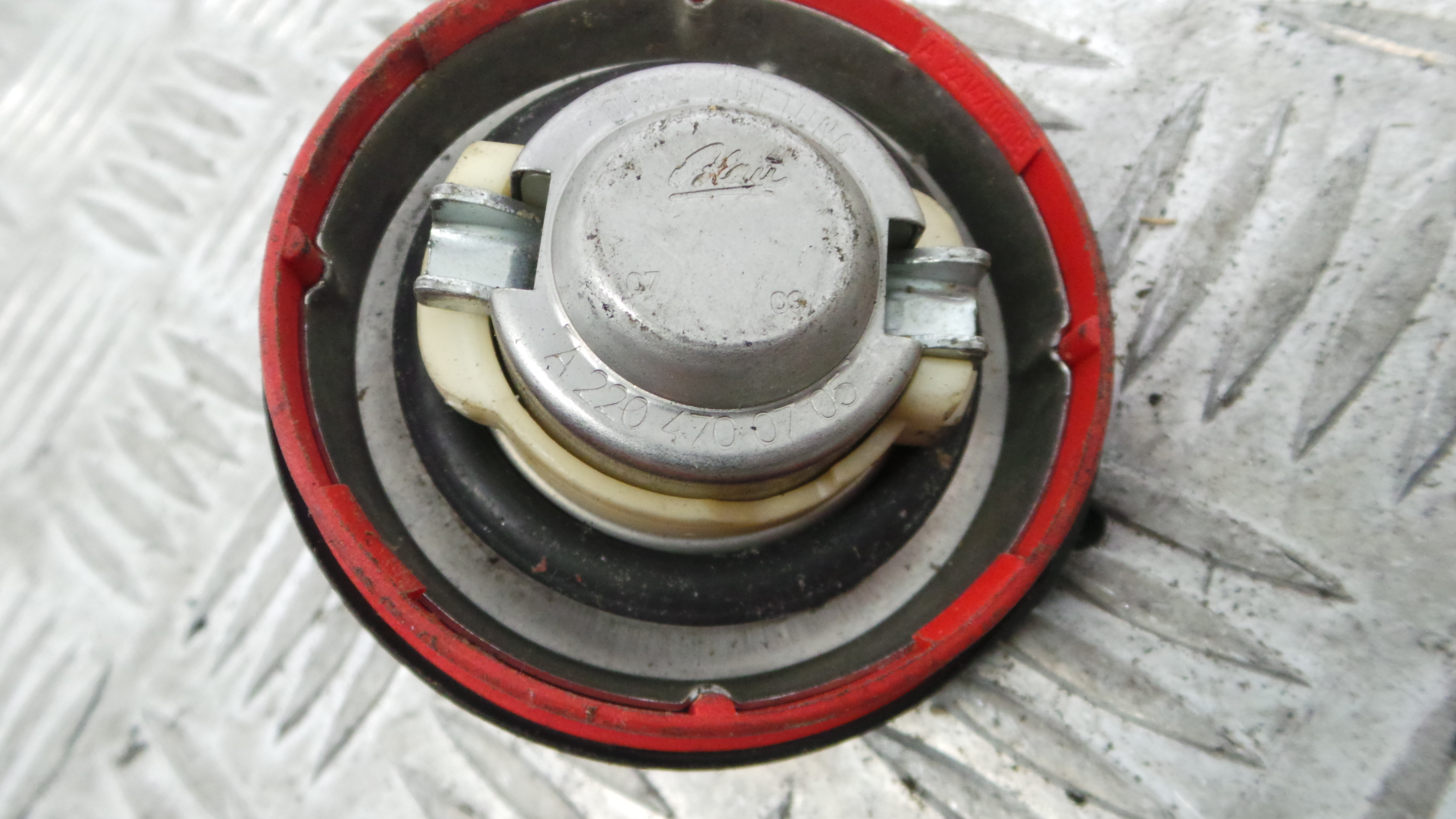 Tampão de Combustivel  A220470705 - MERCEDES-BENZ C-CLASS (W203)-33193941