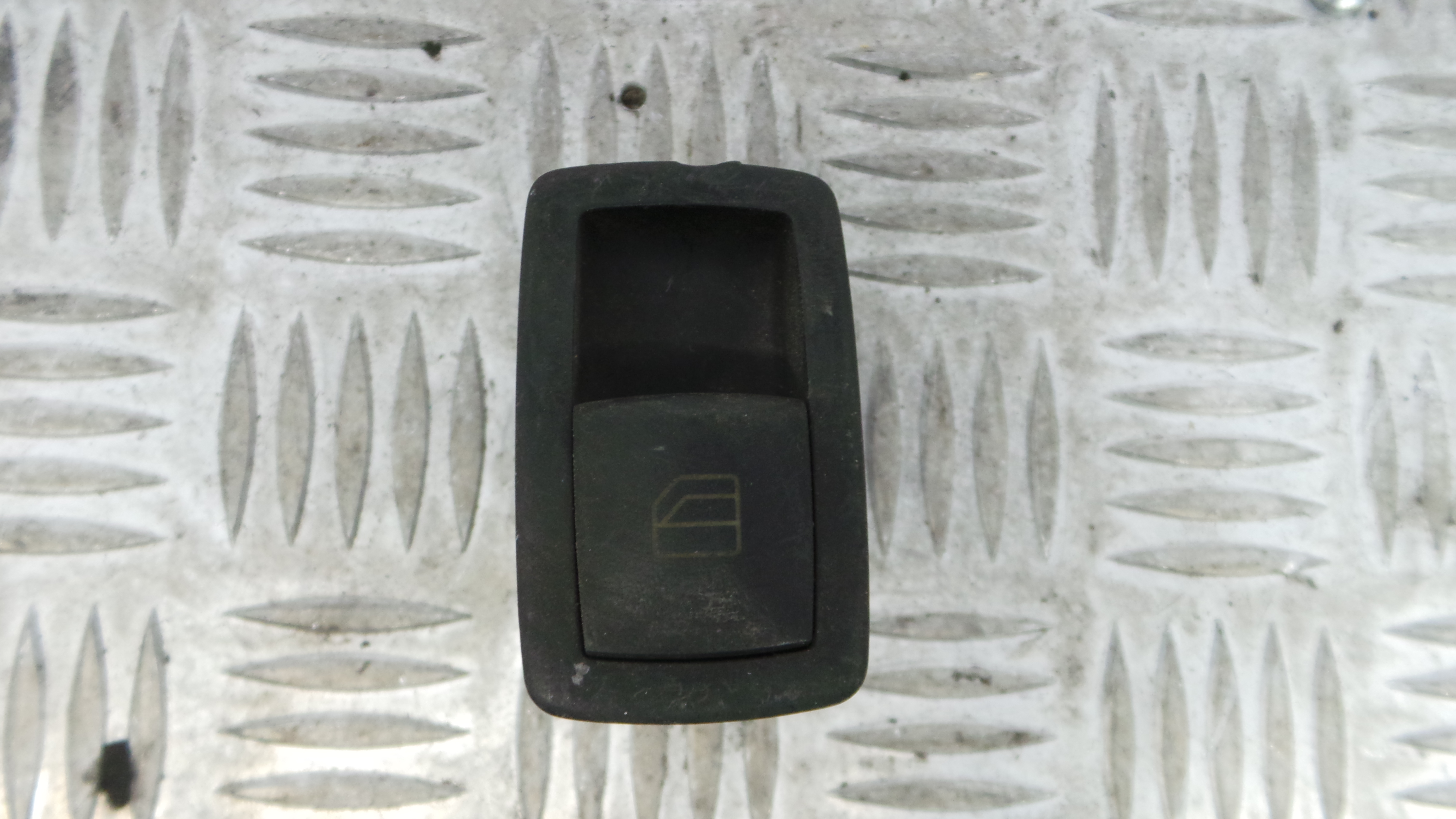 Interruptor / Comando Elevador Vidro Frente Dto A2518200510 - MERCEDES-BENZ B-CLASS Sports Tourer (-33194734 Interruptor / Comando Elevador Vidro Frente Dto A2518200510 - MERCEDES-BENZ B-CLASS Sports Tourer (-33194734