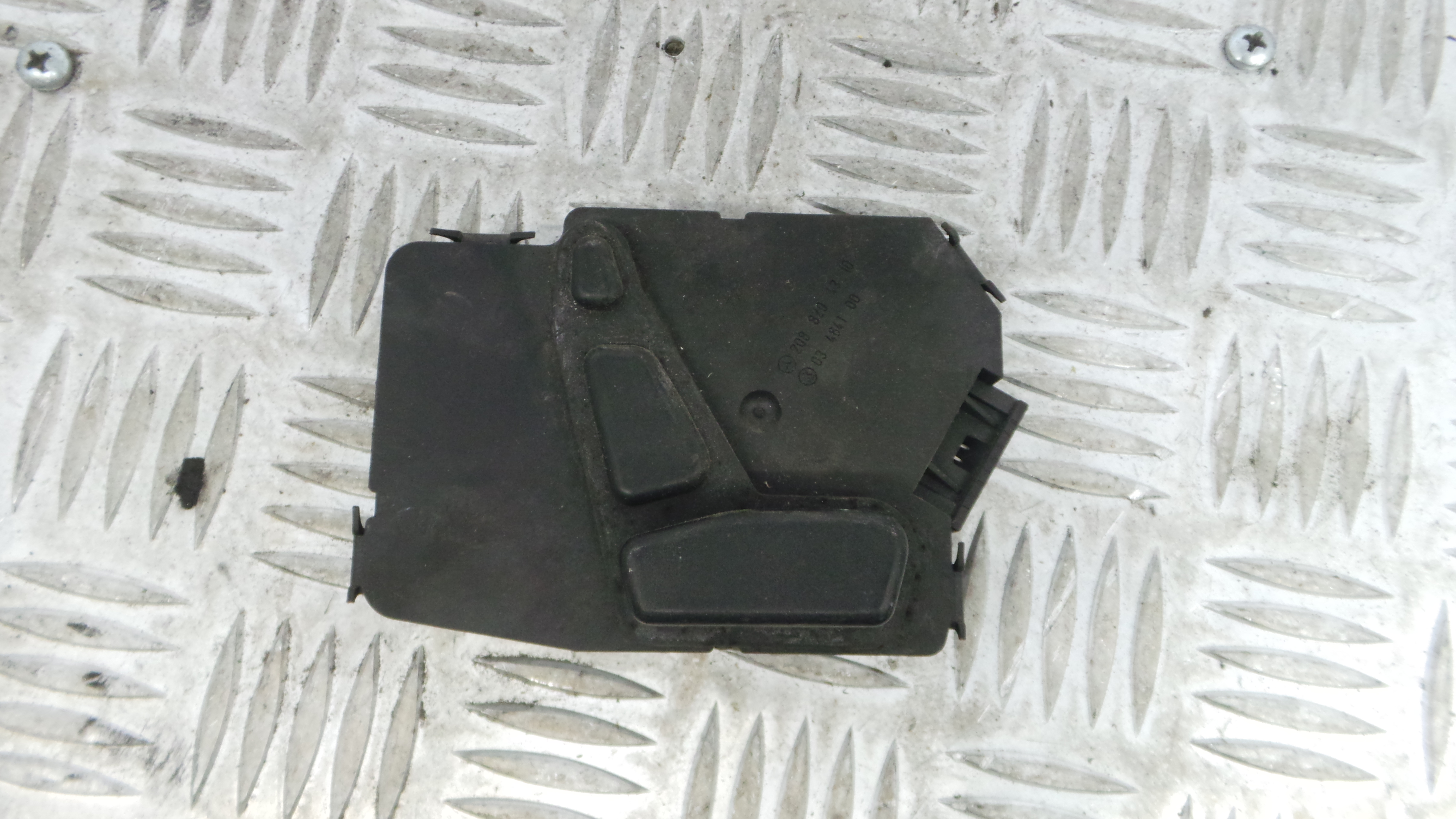 Botão dos Bancos 2088204310 - MERCEDES-BENZ CLK (C208)-33194804