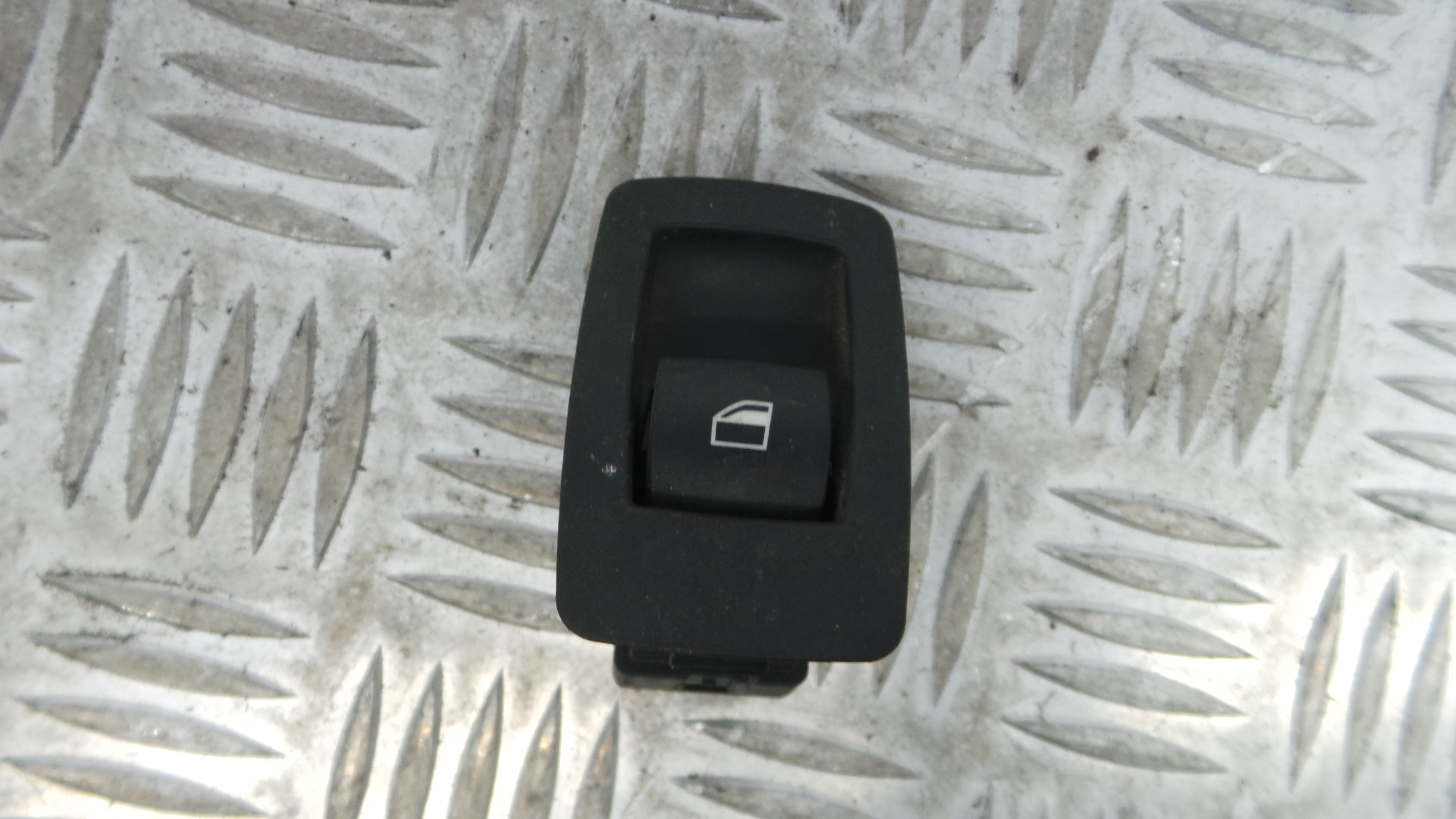 Interruptor / Comando Elevador Vidro Trás Esq 6945874 - BMW 1 (E87)-33194867