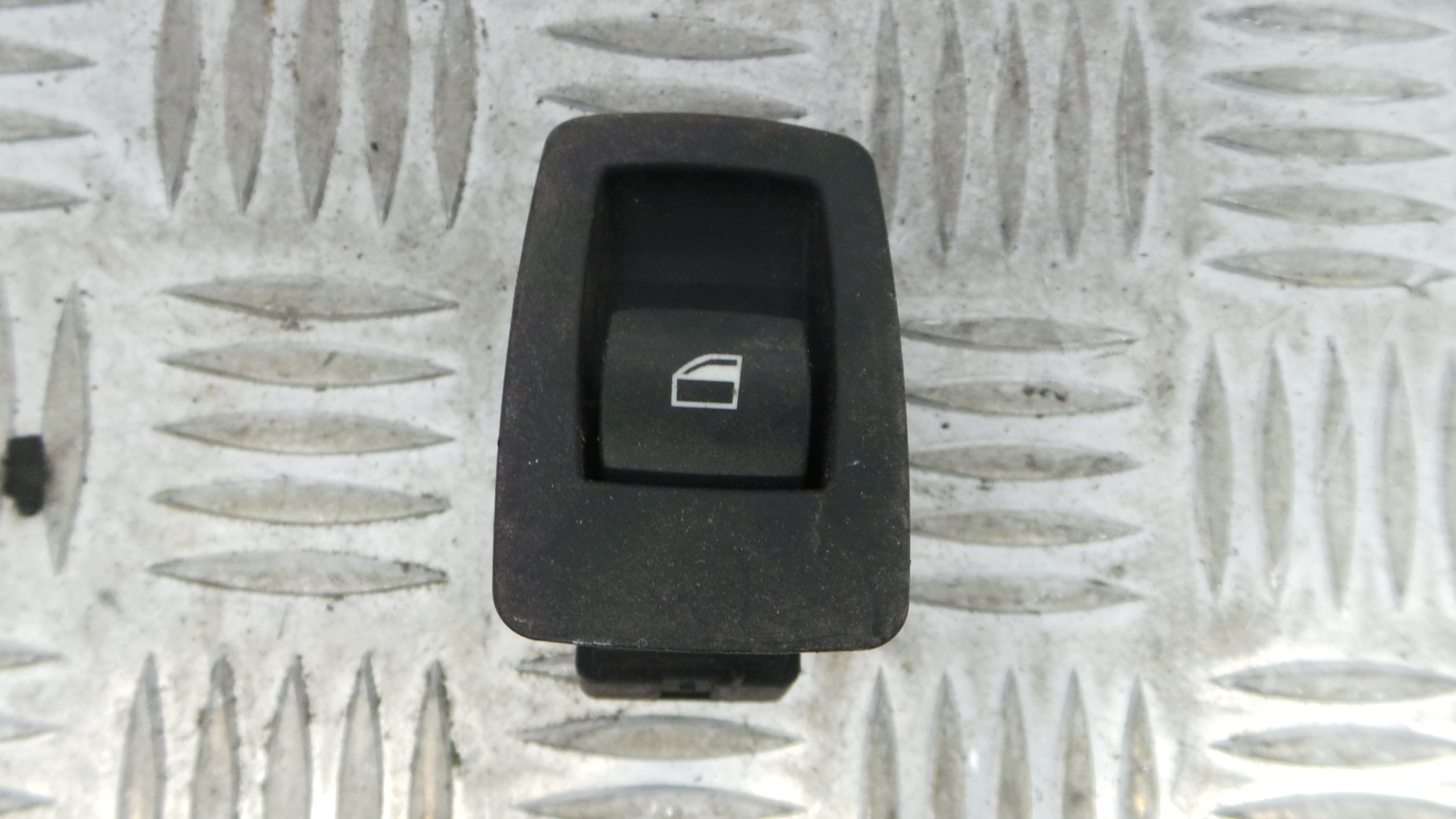 Interruptor / Comando Elevador Vidro Trás Dto 6945874 - BMW 1 (E87)-33194875