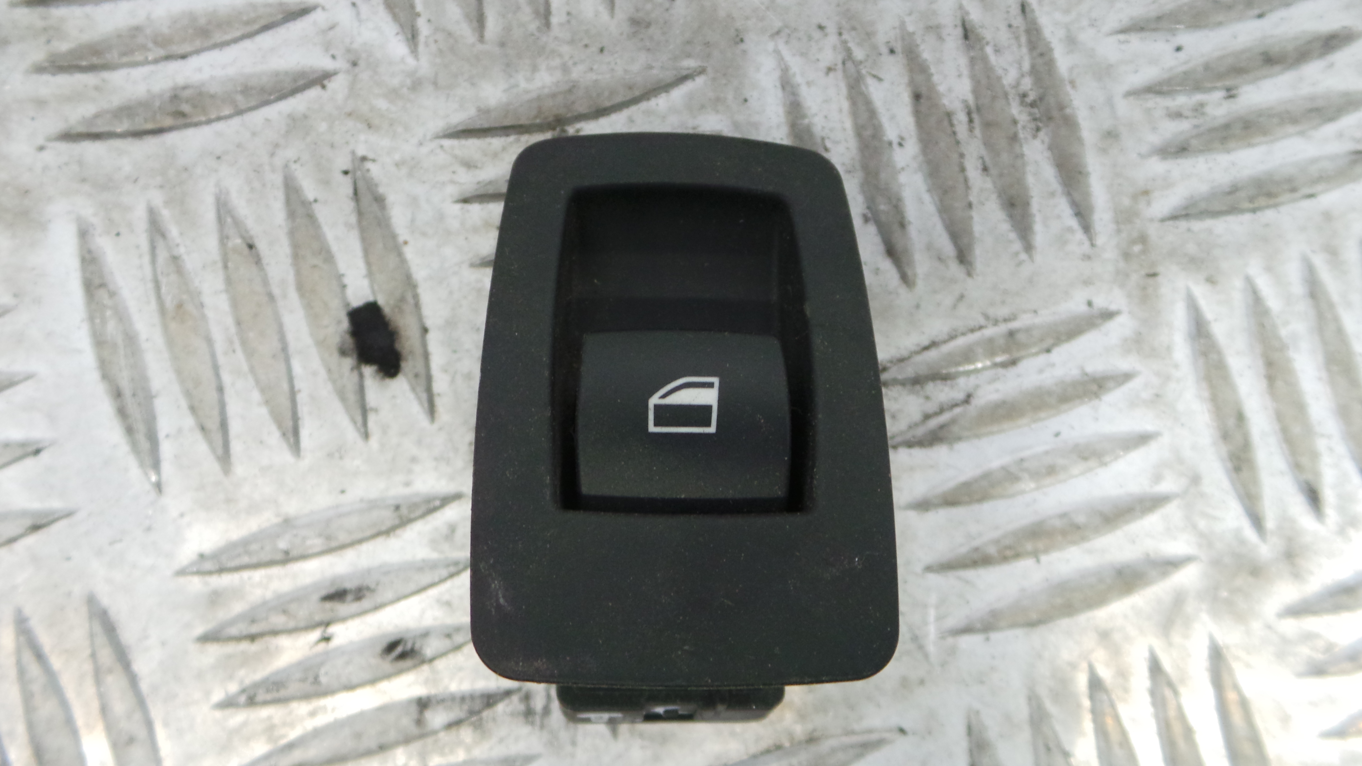 Interruptor / Comando Elevador Vidro Trás Dto 6945874 - BMW 1 (E87)-33194878 Interruptor / Comando Elevador Vidro Trás Dto 6945874 - BMW 1 (E87)-33194878