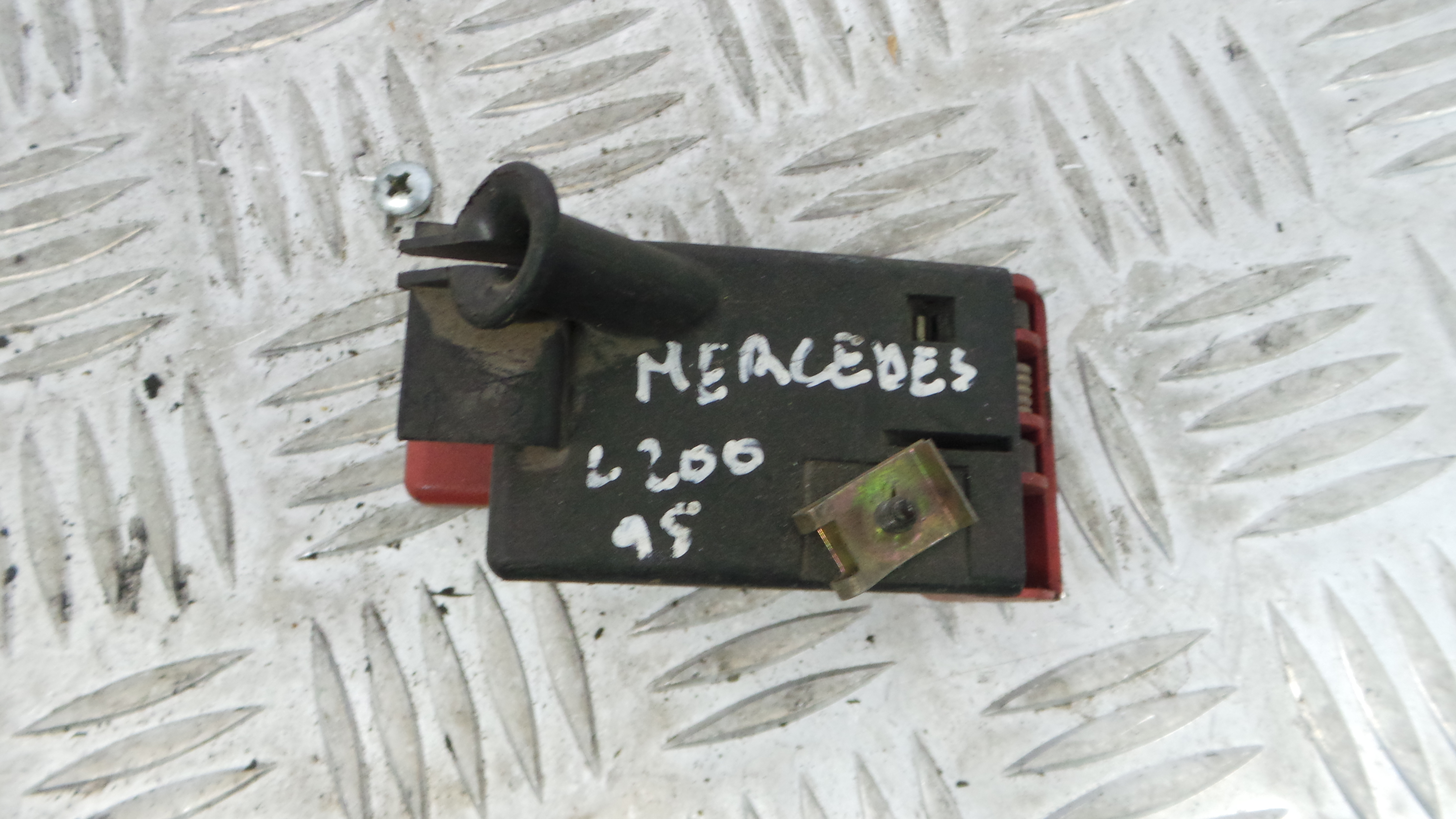Puxador Interior Capot  - MERCEDES-BENZ C-CLASS (W202)-33195098