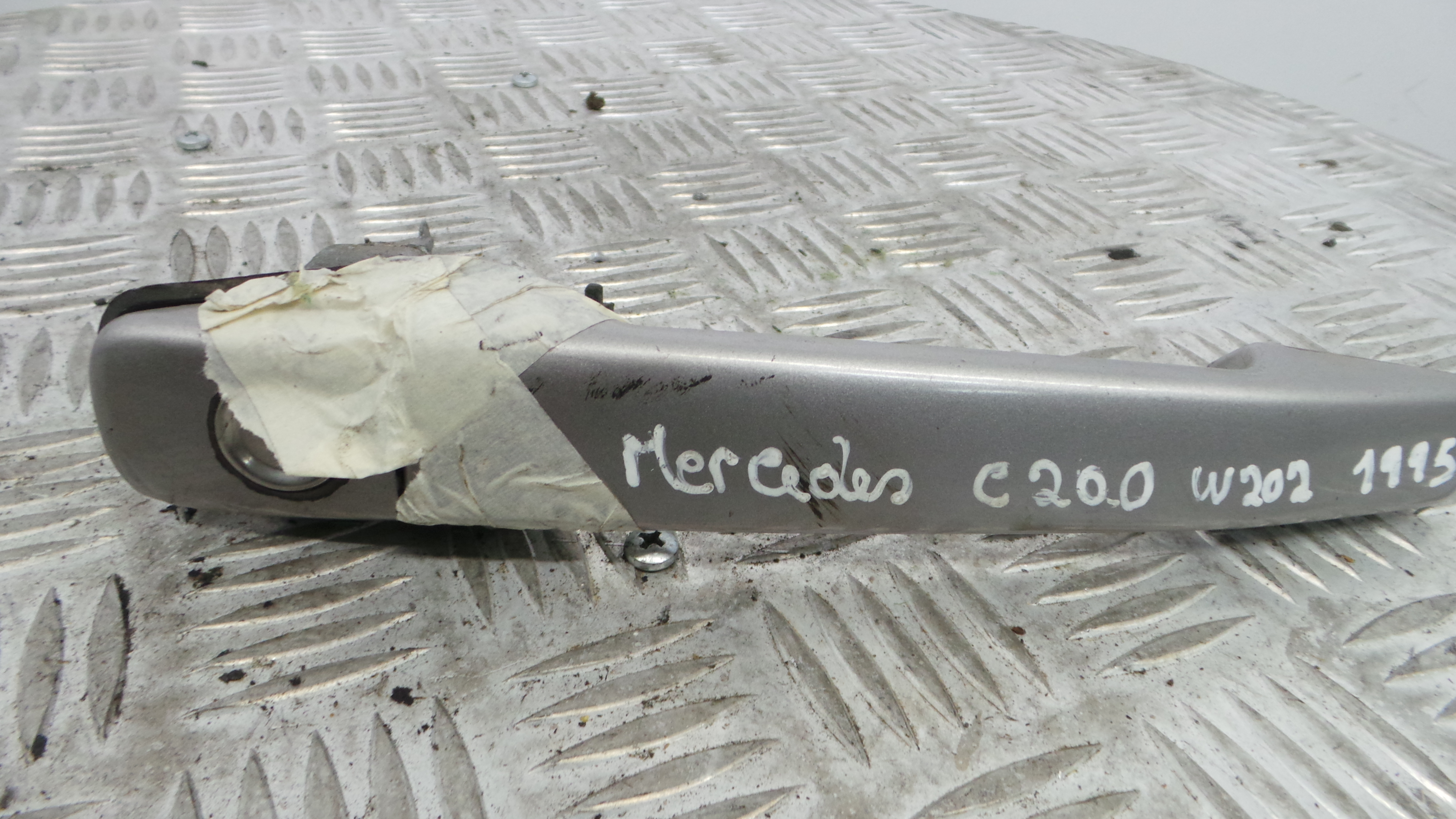 Puxador Exterior Frente Direita  A2027601170 - MERCEDES-BENZ C-CLASS (W202)-33195121