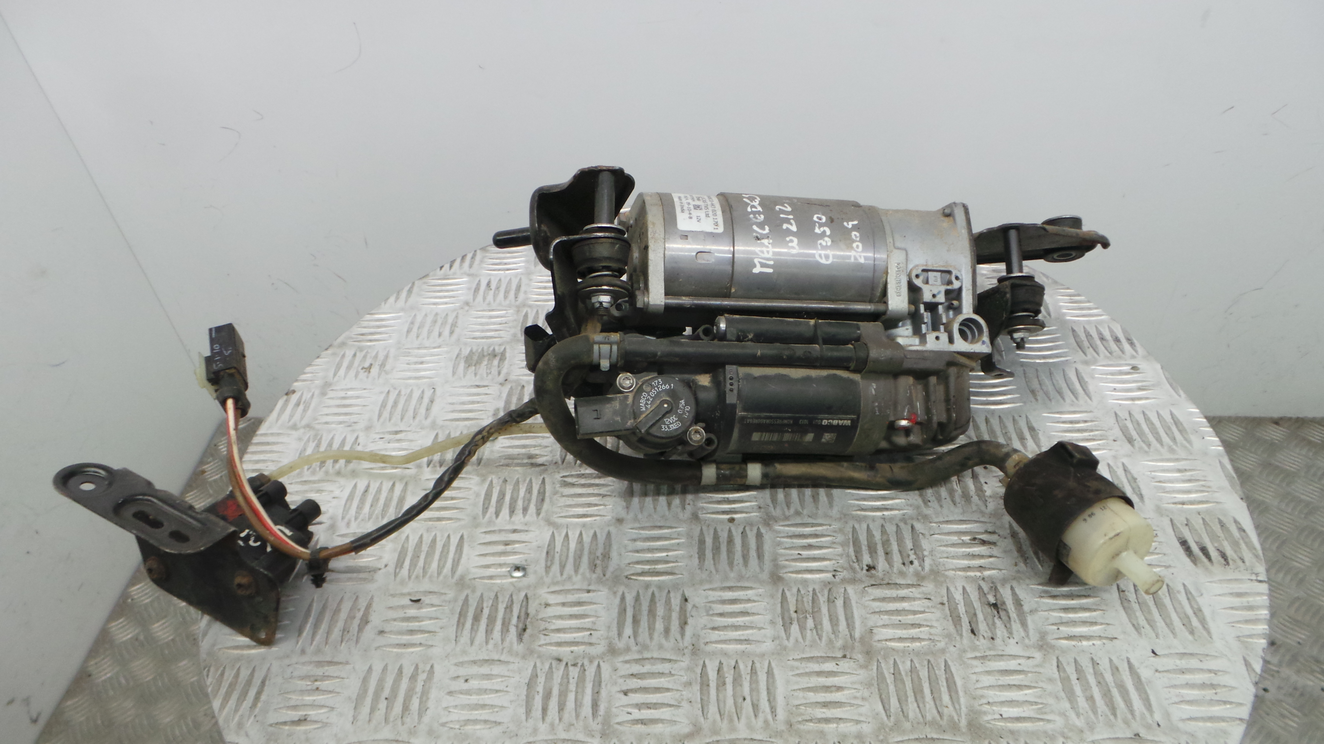 Compressor Suspensão A2123200404 - MERCEDES-BENZ E-CLASS (W212)-33195316