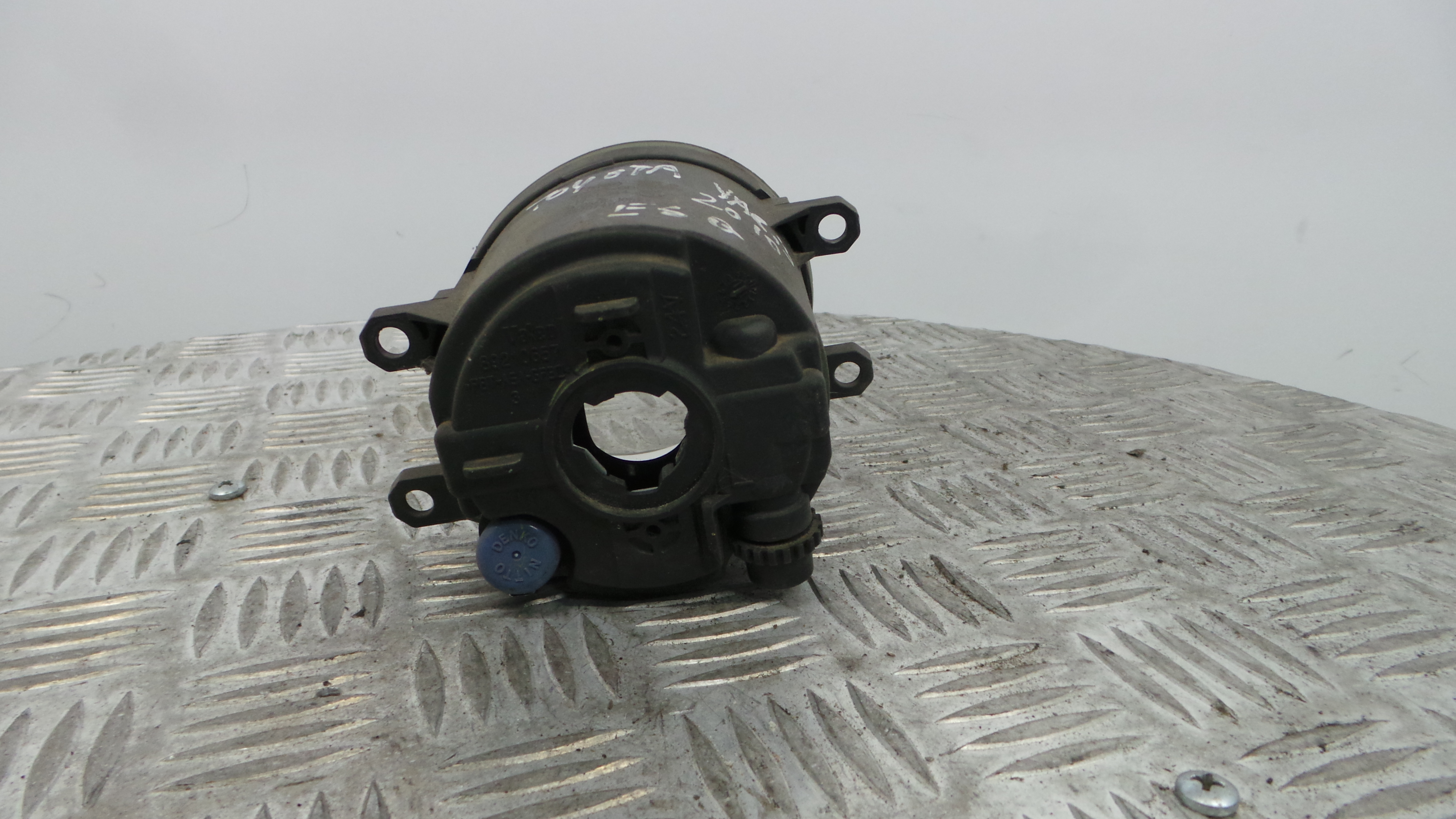 Farol Nevoeiro Esquerdo 81220-0D042 - TOYOTA YARIS (_P13_), YARIS/VITZ (_P13_)-33196391