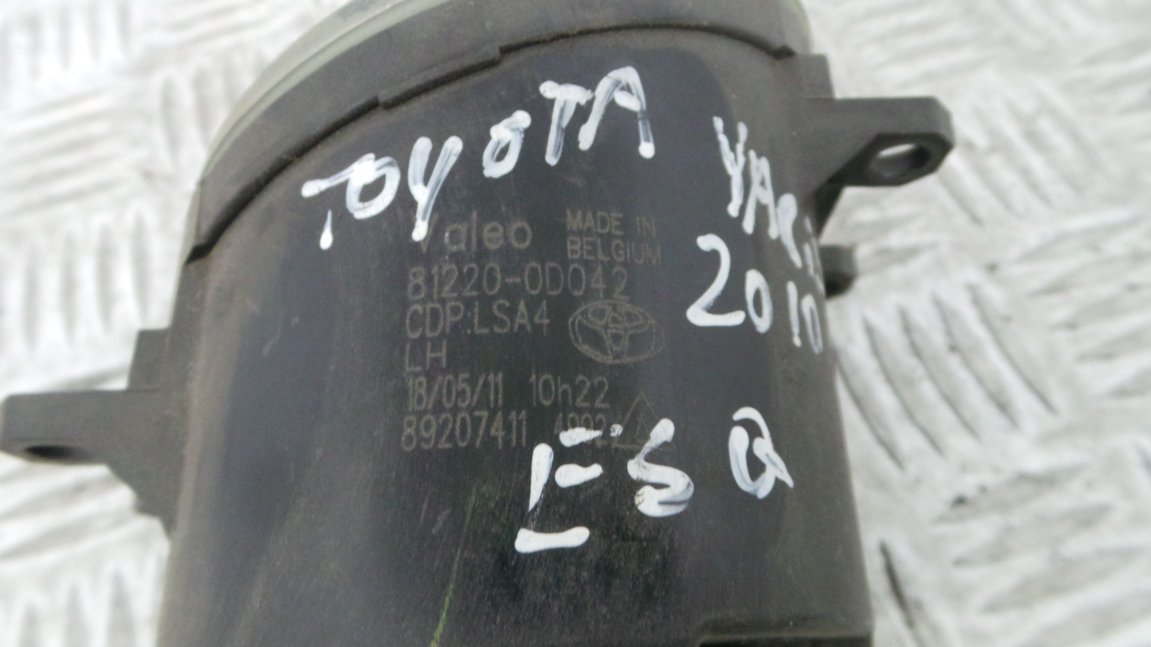 Farol Nevoeiro Esquerdo 81220-0D042 - TOYOTA YARIS (_P13_), YARIS/VITZ (_P13_)-33196391