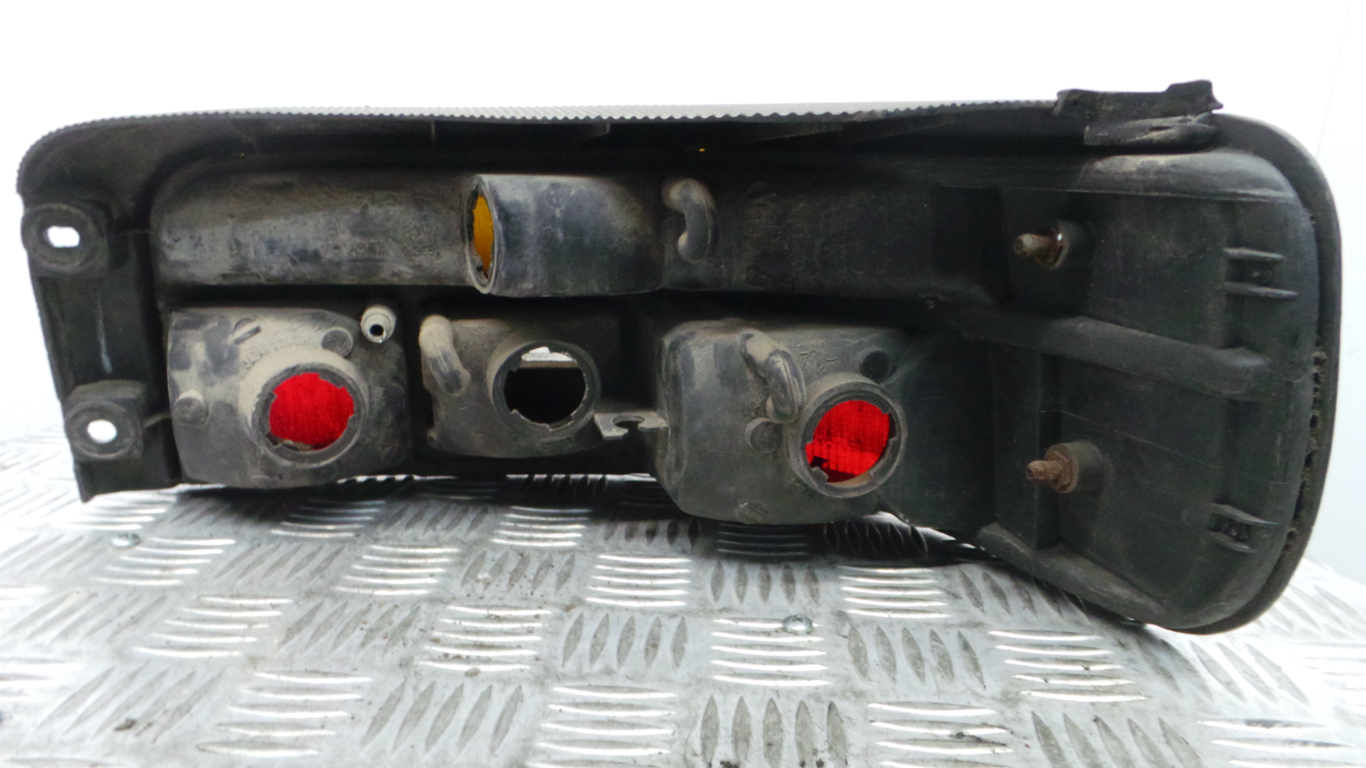 Farolim Stop Esq 7R017046 - TOYOTA COROLLA (_E11_)-33196422 Farolim Stop Esq 7R017046 - TOYOTA COROLLA (_E11_)-33196422