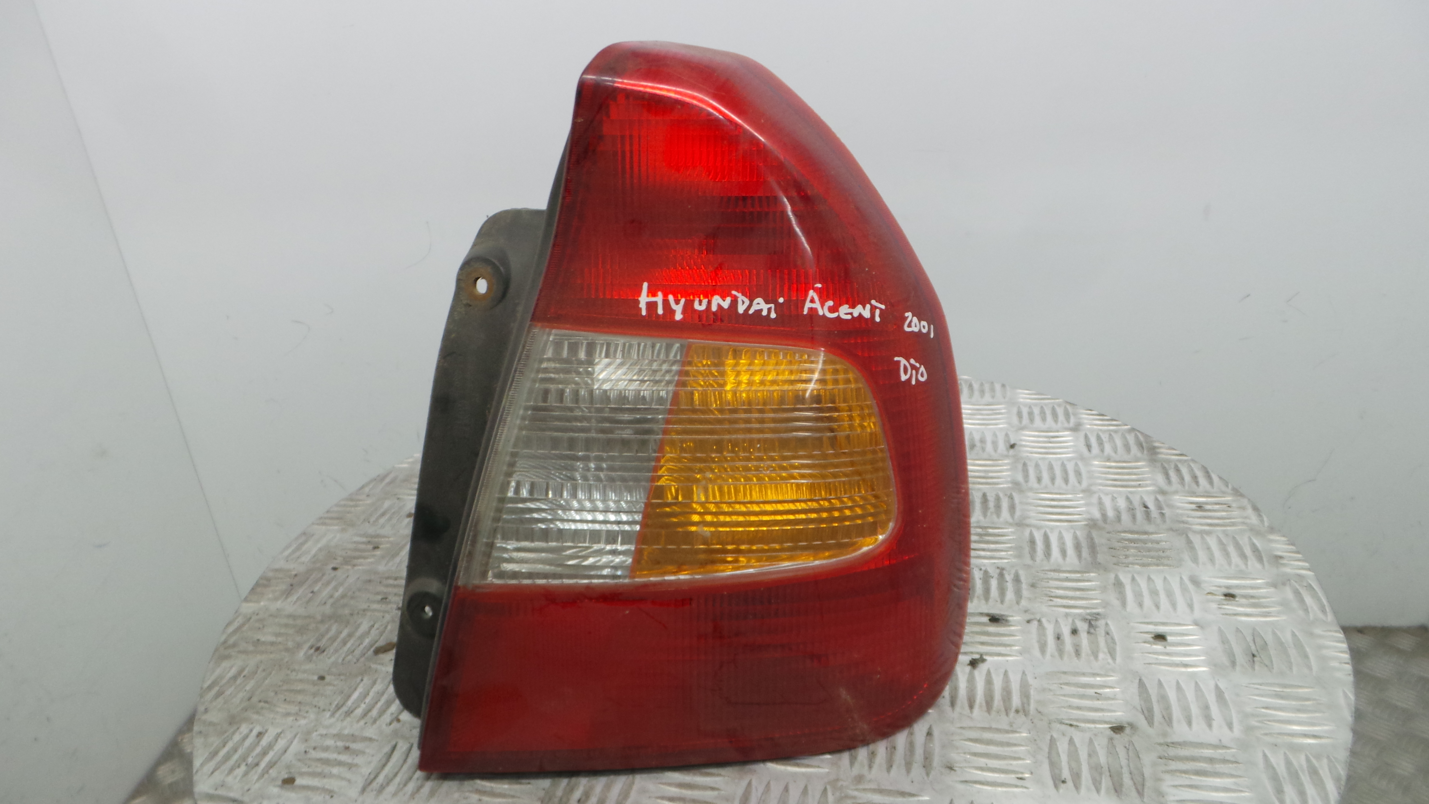 Farolim Stop Dto 92402-250 - HYUNDAI ACCENT II (LC), EXCEL II (LC)-33196432 Farolim Stop Dto 92402-250 - HYUNDAI ACCENT II (LC), EXCEL II (LC)-33196432