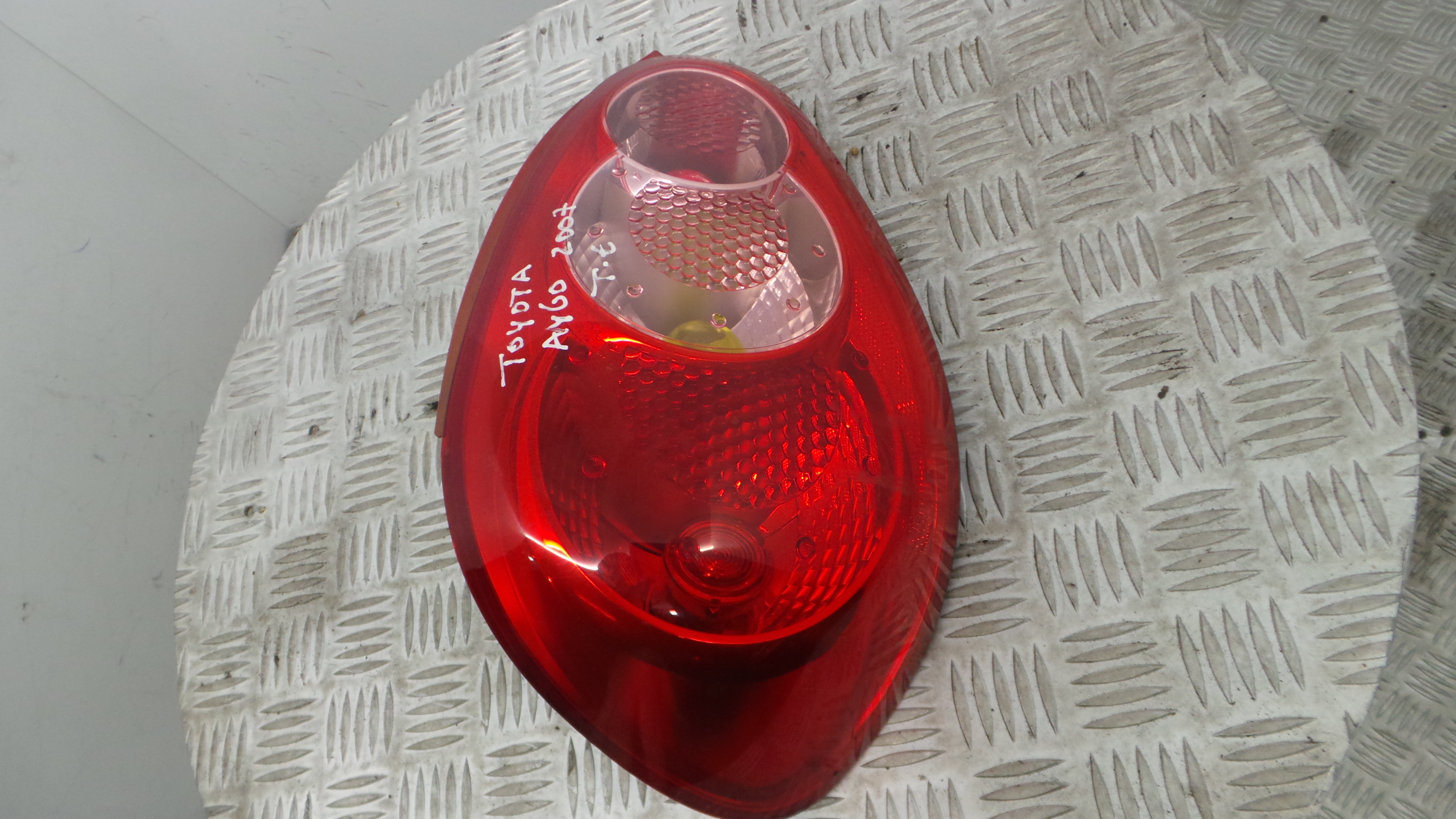 Farolim Stop Esq 81560-0H020 - TOYOTA AYGO (_B1_)-33196590 Farolim Stop Esq 81560-0H020 - TOYOTA AYGO (_B1_)-33196590