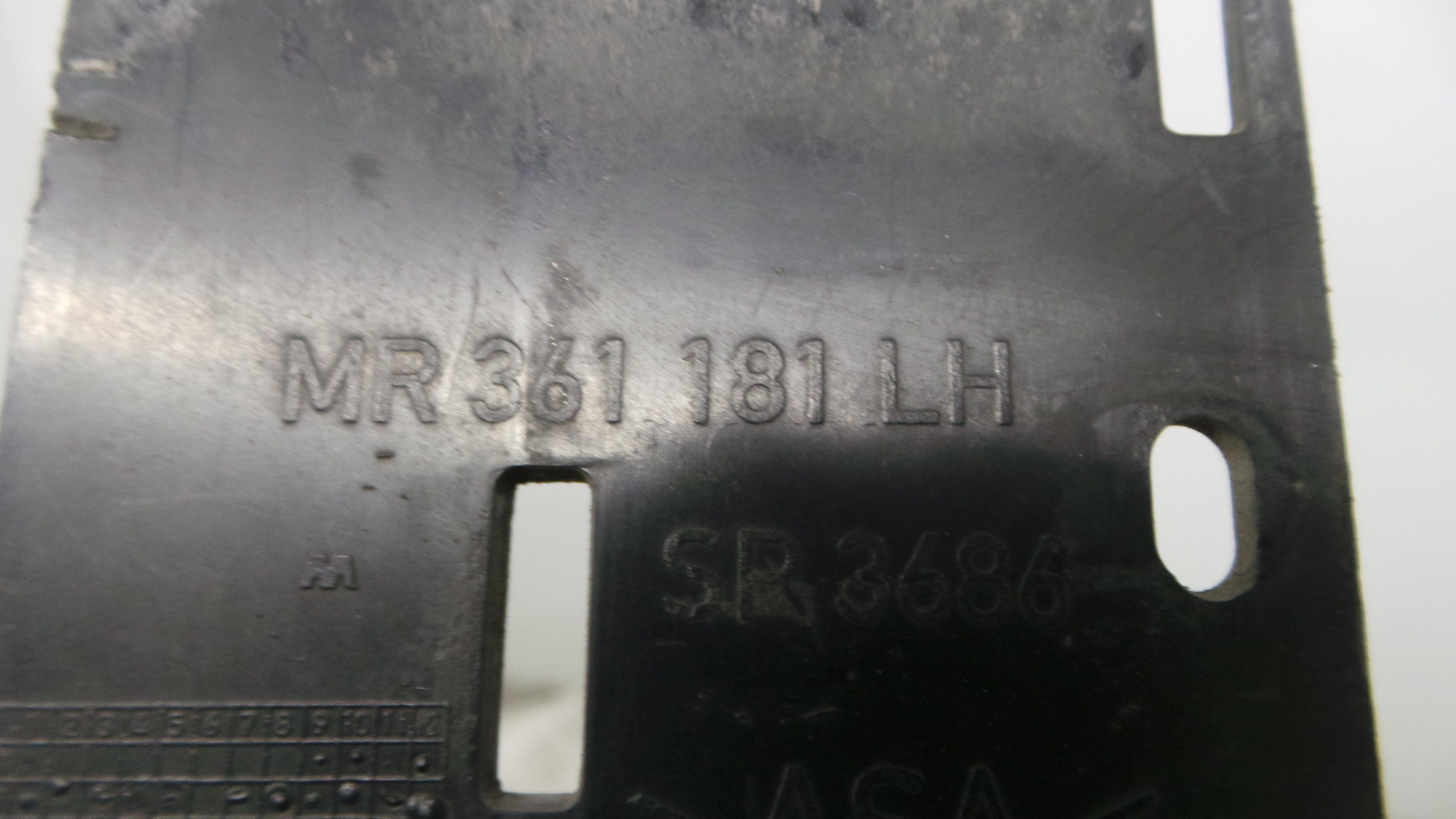 Grelha do Pára-Choques da Frente MR361181 - MITSUBISHI CARISMA (DA_)-33197414