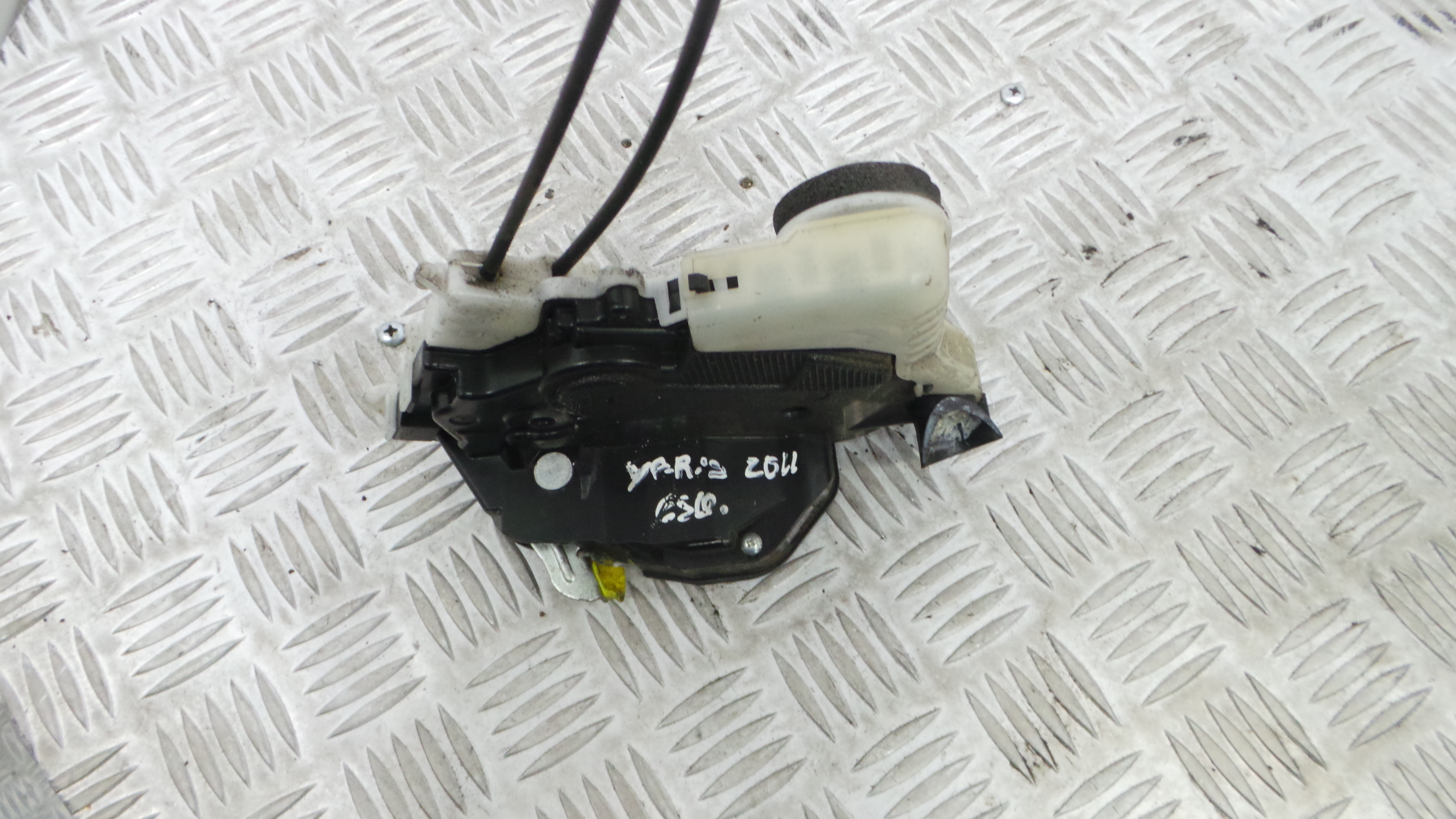 Fecho da Porta Esq 690400D140 - TOYOTA YARIS (_P13_), YARIS/VITZ (_P13_)-33197572