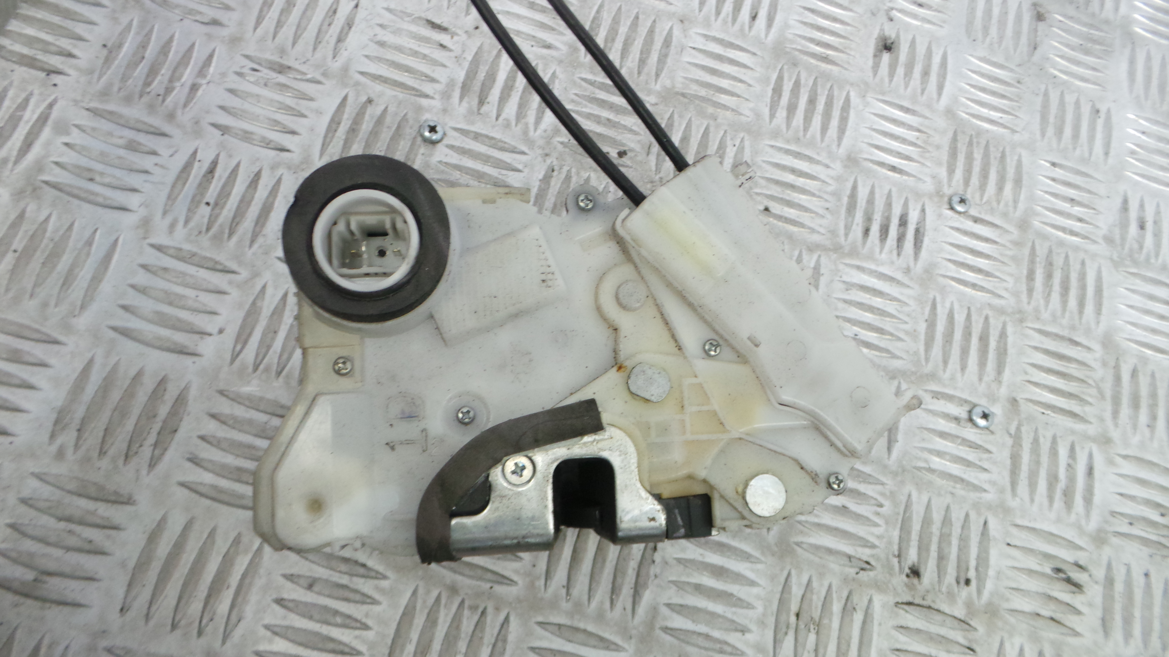 Fecho da Porta Esq 690400D140 - TOYOTA YARIS (_P13_), YARIS/VITZ (_P13_)-33197572