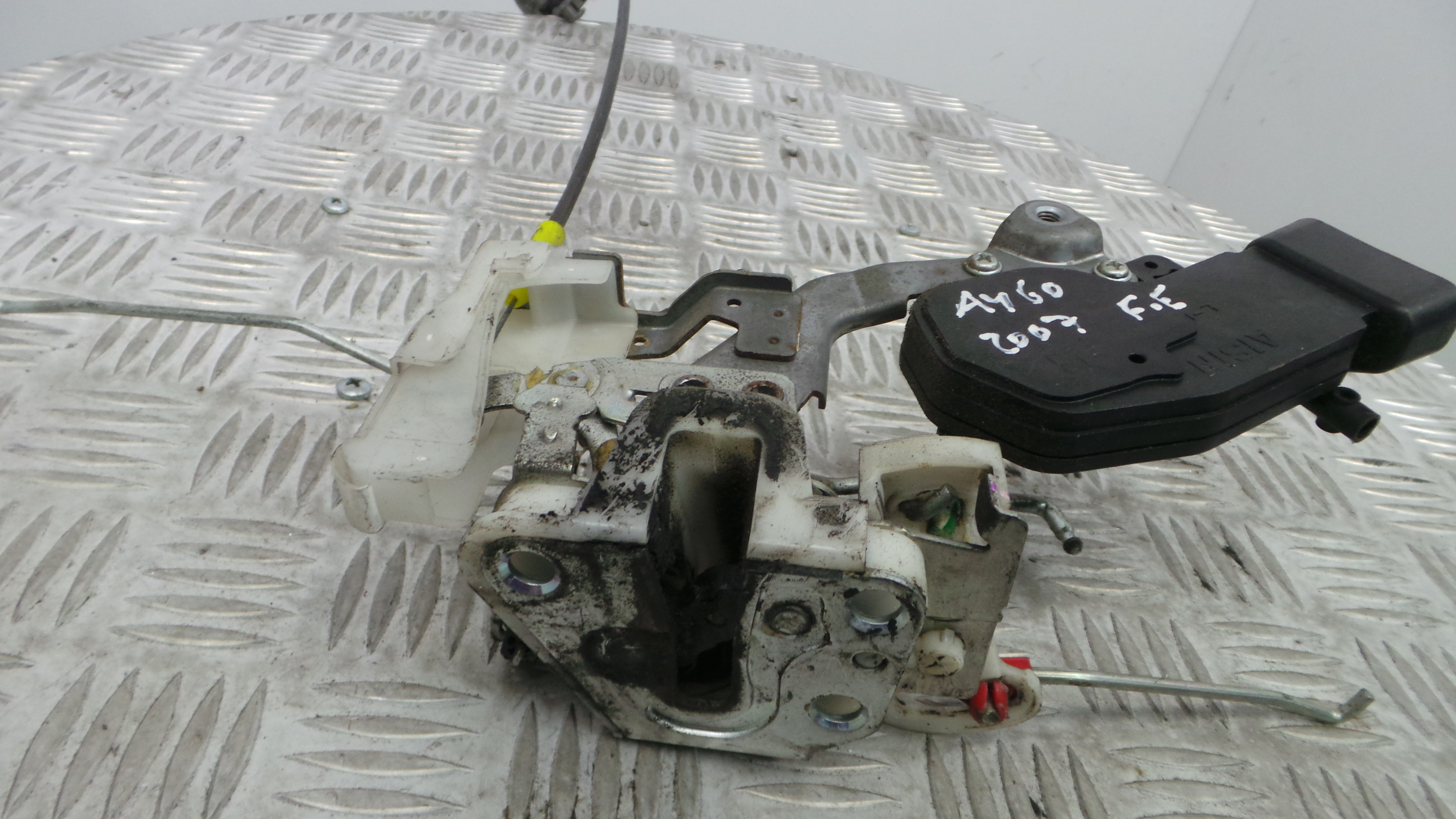 Fecho da Porta Frente Esq 690400H020 - TOYOTA AYGO (_B1_)-33197577