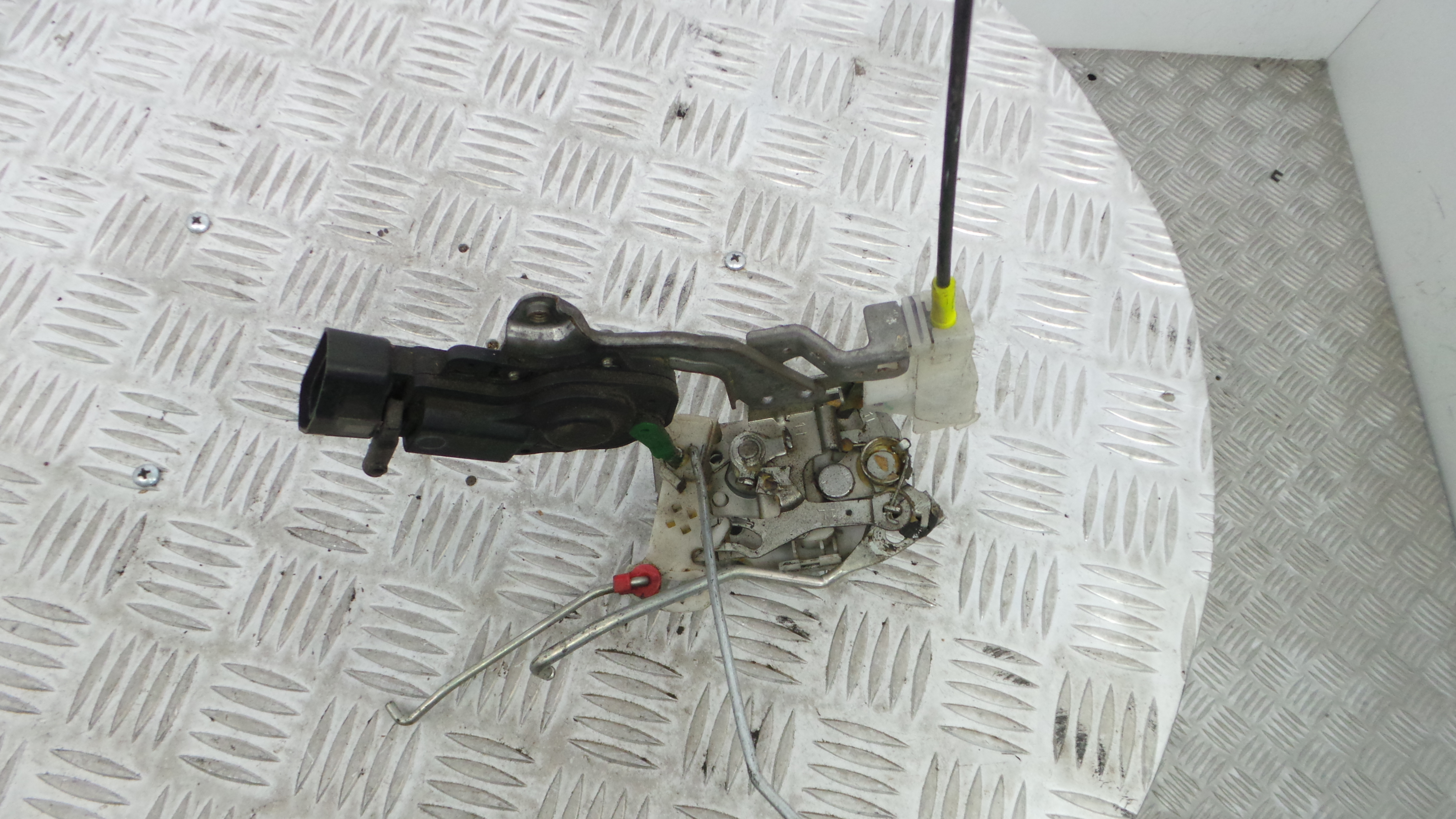 Fecho da Porta Frente Esq 690400H020 - TOYOTA AYGO (_B1_)-33197577