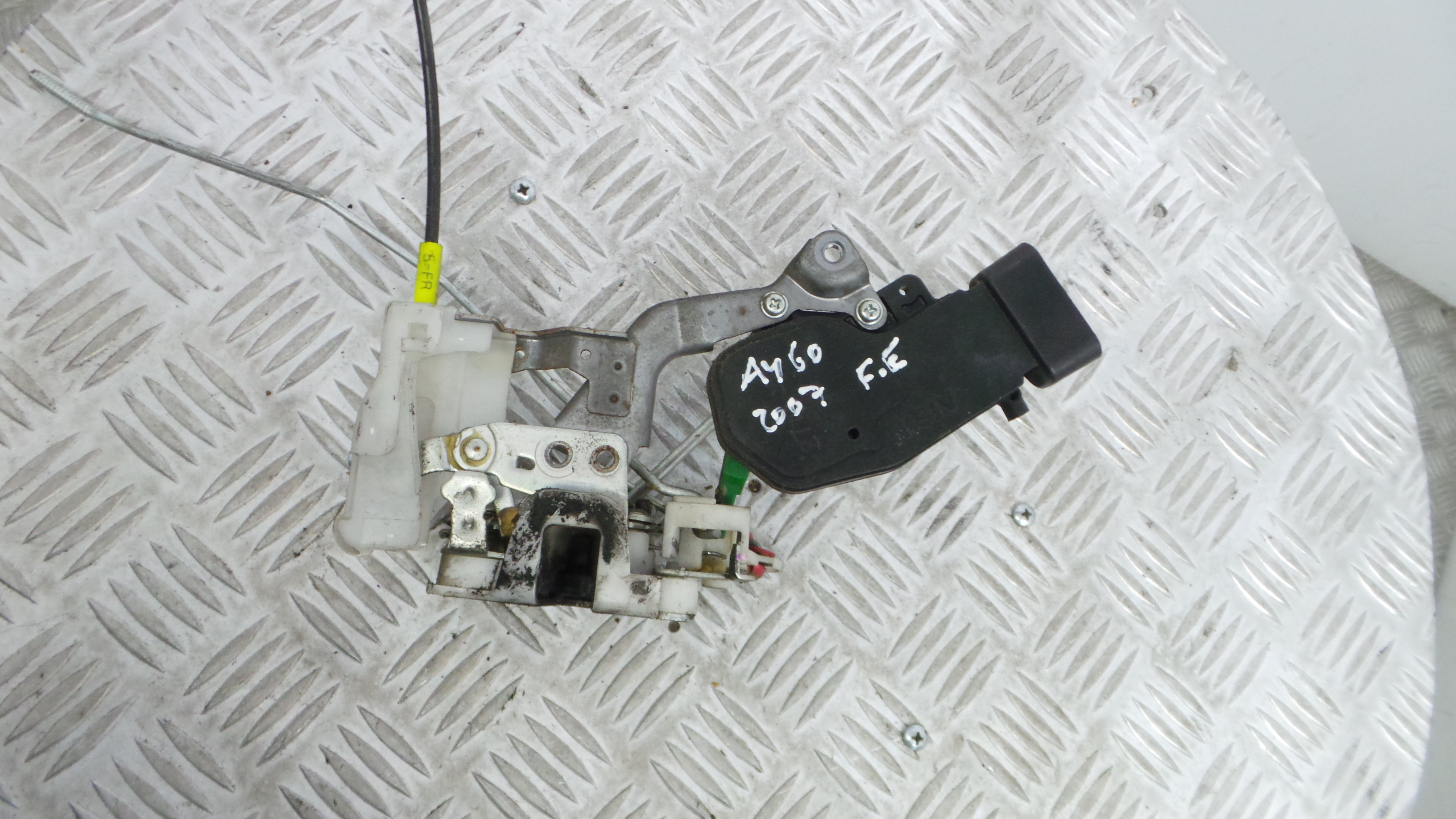 Fecho da Porta Frente Esq 690400H020 - TOYOTA AYGO (_B1_)-33197577