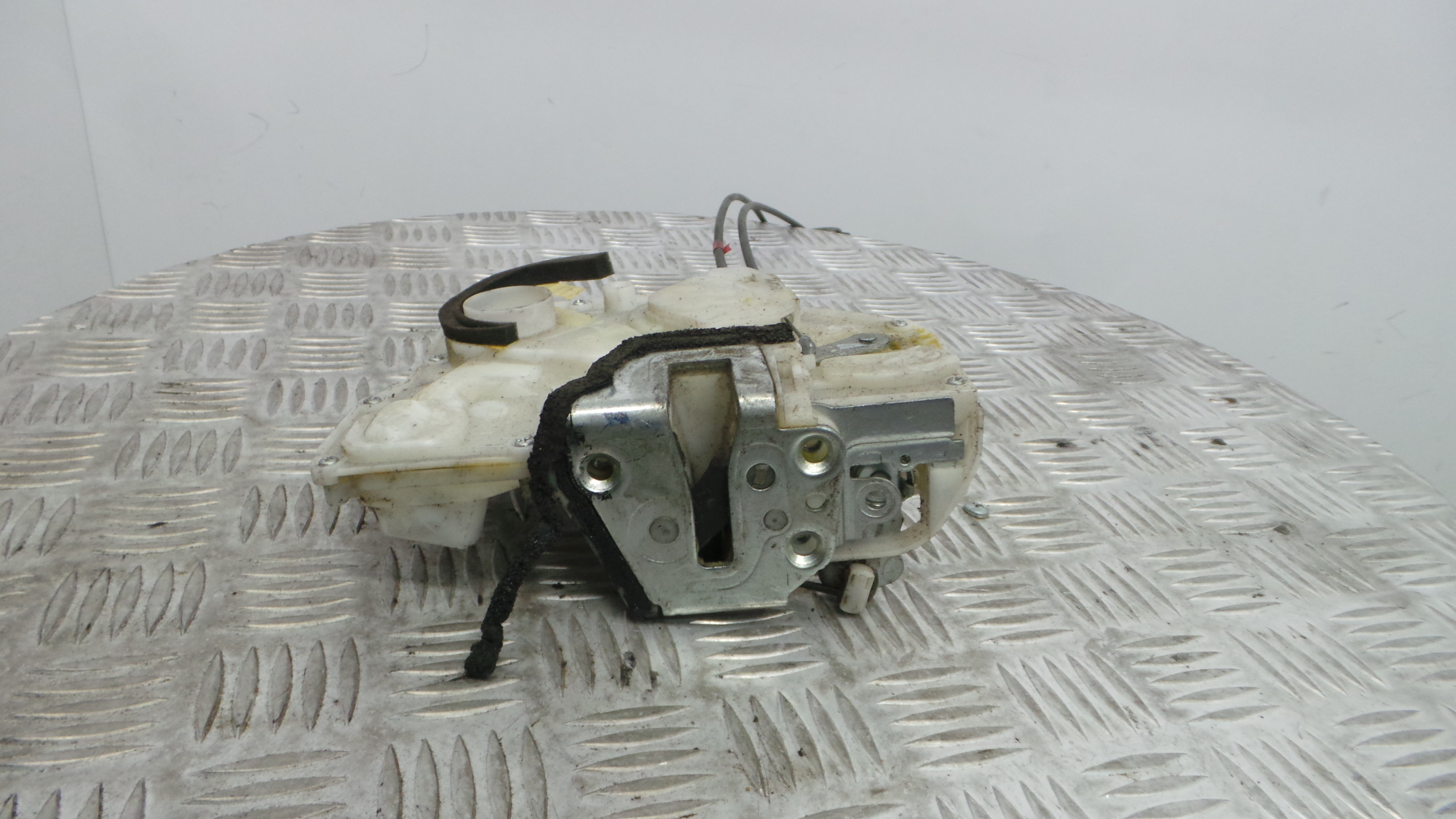 Fecho da Porta Frente Esq 82202-62J33-000 - SUZUKI SWIFT III (MZ, EZ)-33197592