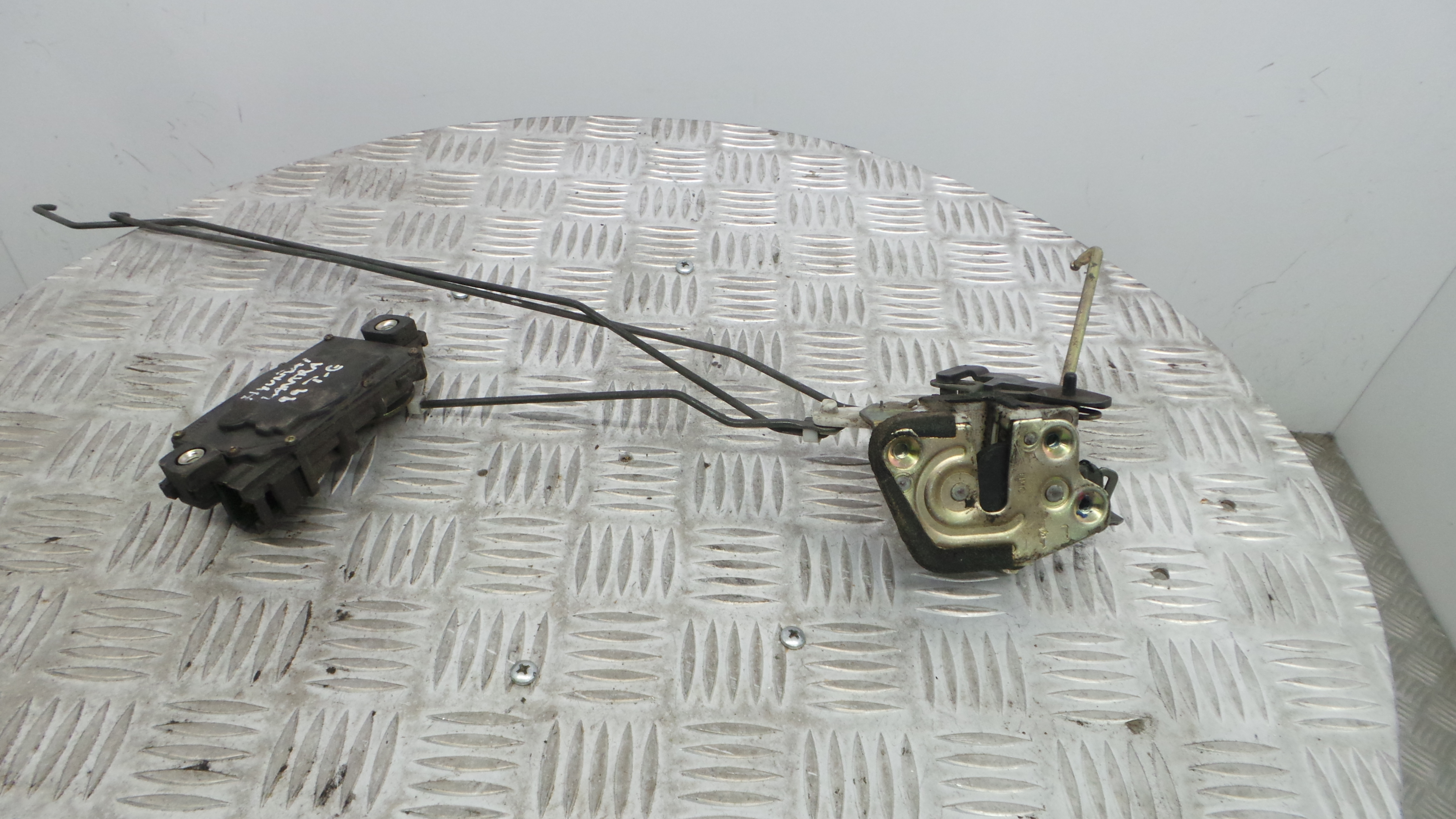 Fecho da Porta Trás Esq - HYUNDAI ELANTRA II (J-2), LANTRA II (J-2), LANTRA Mk II (J-2)-33197597 Fecho da Porta Trás Esq - HYUNDAI ELANTRA II (J-2), LANTRA II (J-2), LANTRA Mk II (J-2)-33197597