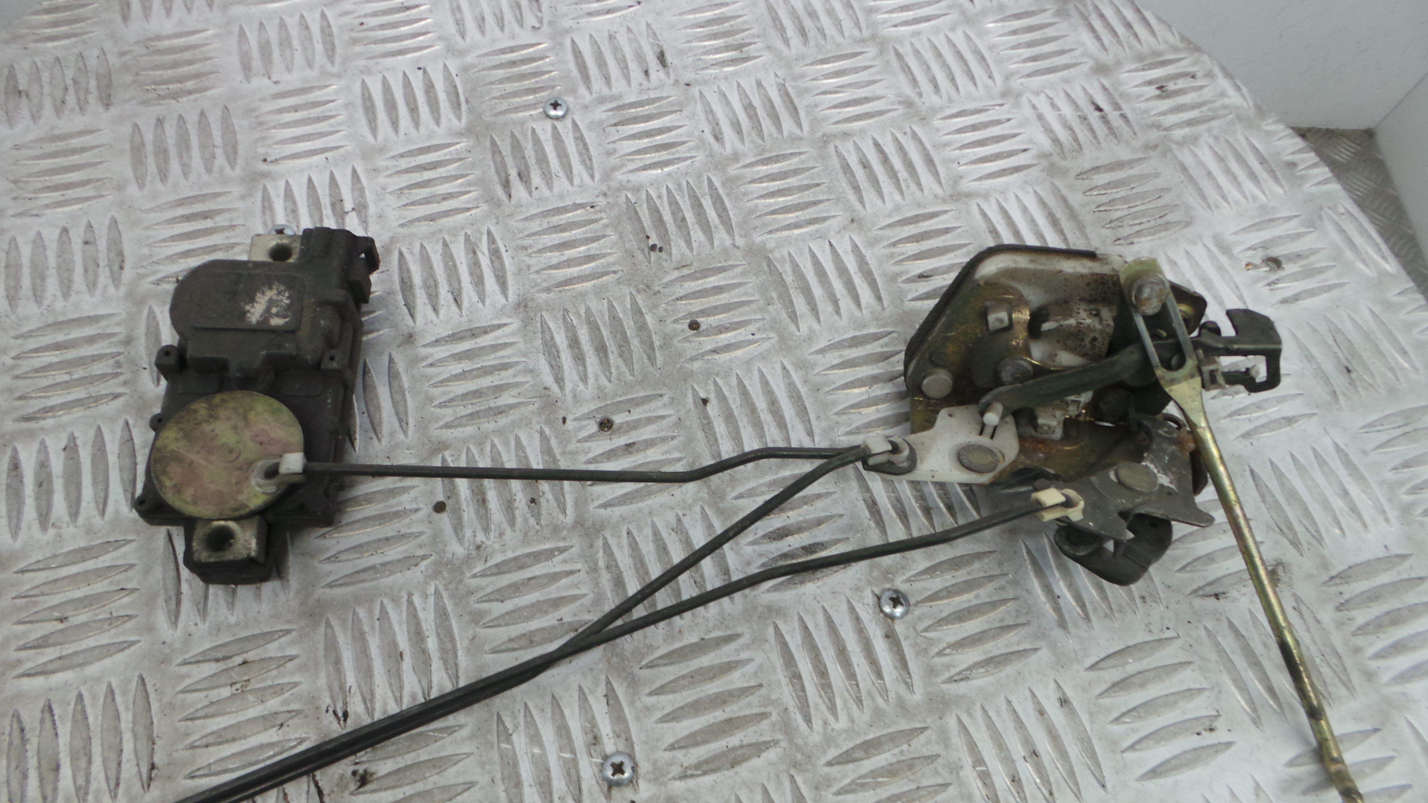 Fecho da Porta Trás Esq  - HYUNDAI ELANTRA II (J-2), LANTRA II (J-2), LANTRA Mk II (J-2)-33197597