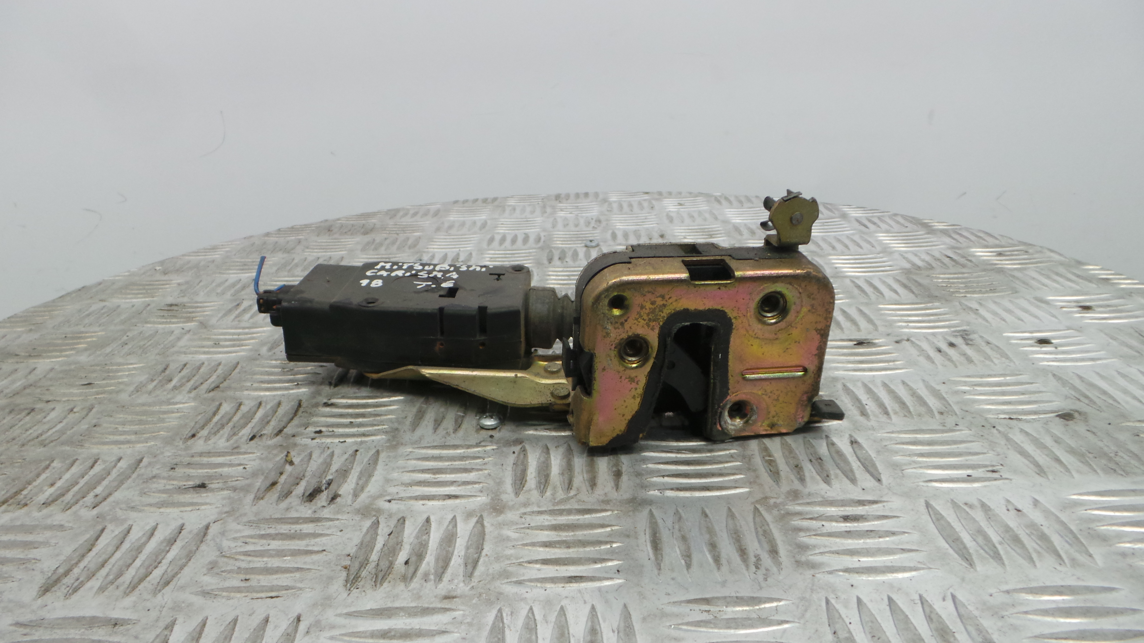 Fecho da Porta Trás Esq MR911785 - MITSUBISHI CARISMA (DA_)-33197604 Fecho da Porta Trás Esq MR911785 - MITSUBISHI CARISMA (DA_)-33197604