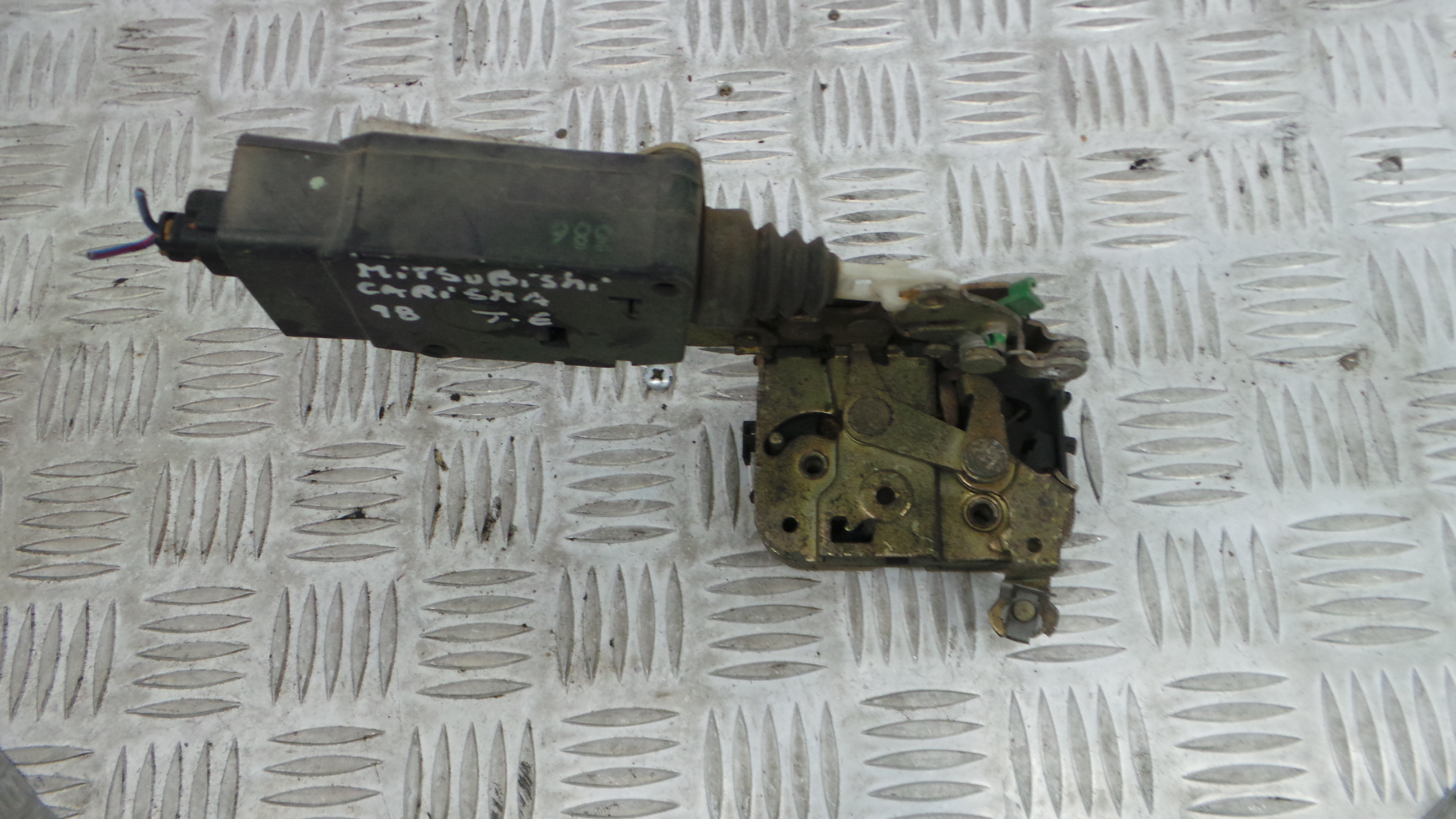 Fecho da Porta Trás Esq MR911785 - MITSUBISHI CARISMA (DA_)-33197604