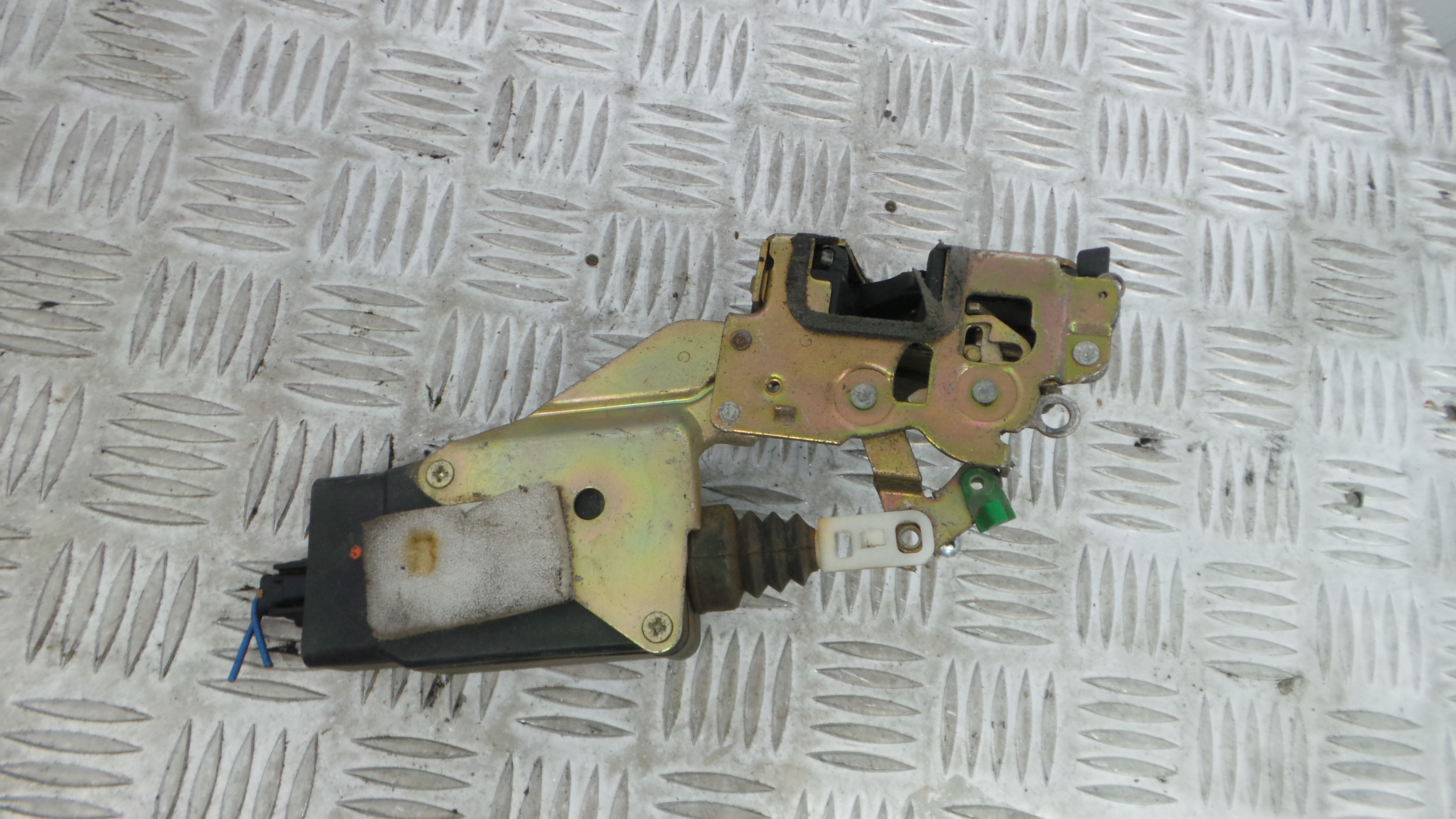 Fecho da Porta Trás Esq MR911785 - MITSUBISHI CARISMA (DA_)-33197604