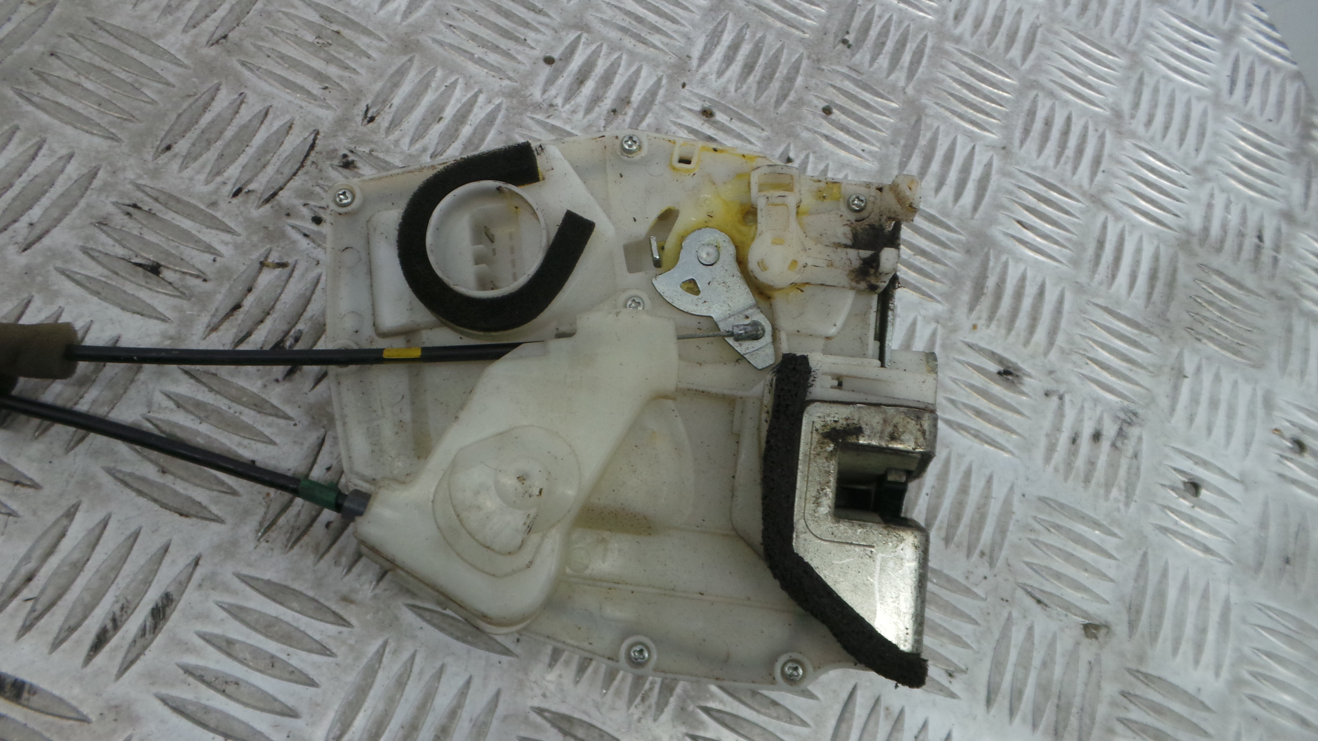 Fecho da Porta Trás Esq 82302-62J23-000 - SUZUKI SWIFT III (MZ, EZ)-33197607