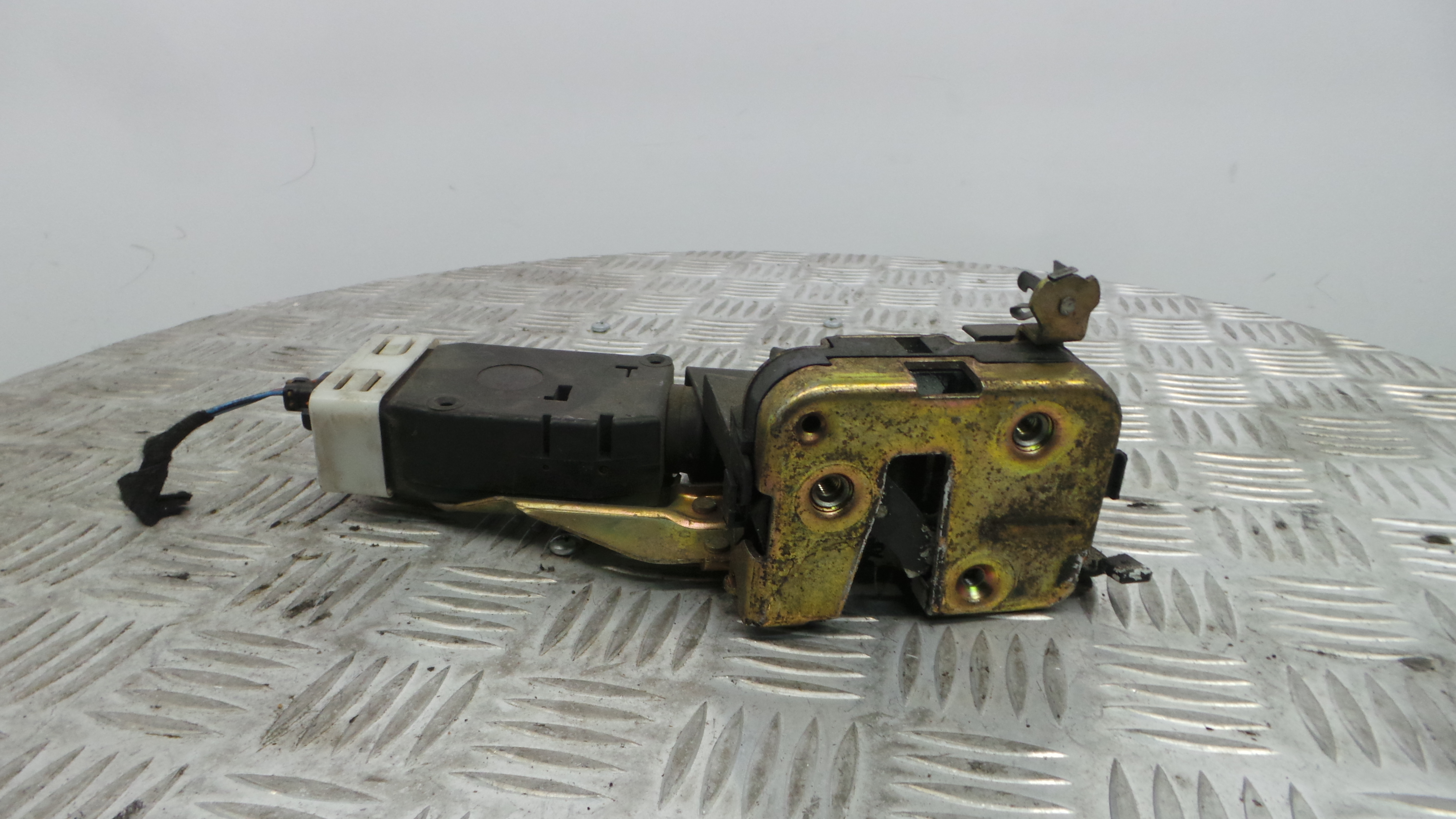 Fecho da Porta Trás Esq MR911785 - MITSUBISHI CARISMA (DA_)-33197612 Fecho da Porta Trás Esq MR911785 - MITSUBISHI CARISMA (DA_)-33197612