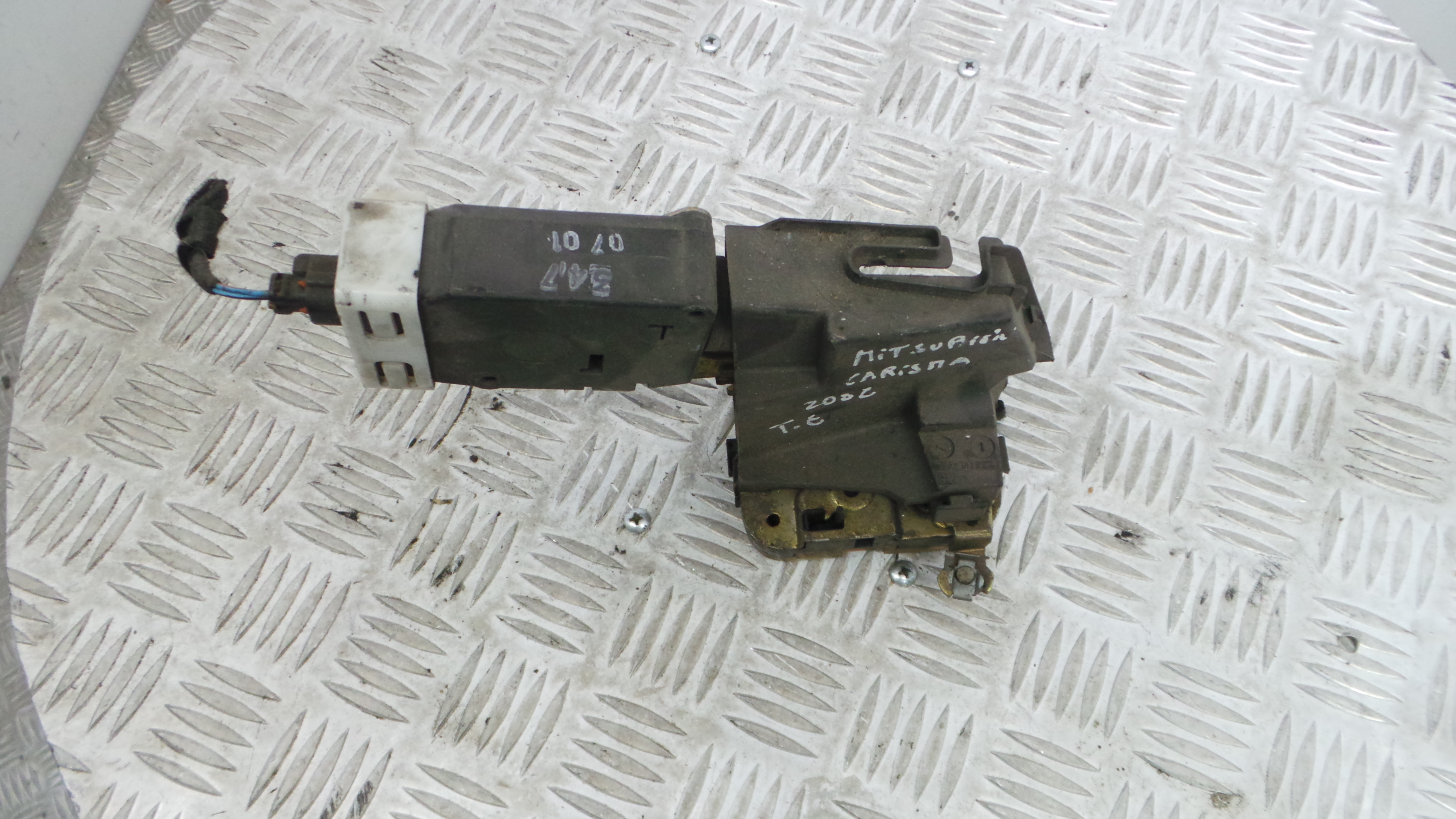 Fecho da Porta Trás Esq MR911785 - MITSUBISHI CARISMA (DA_)-33197612