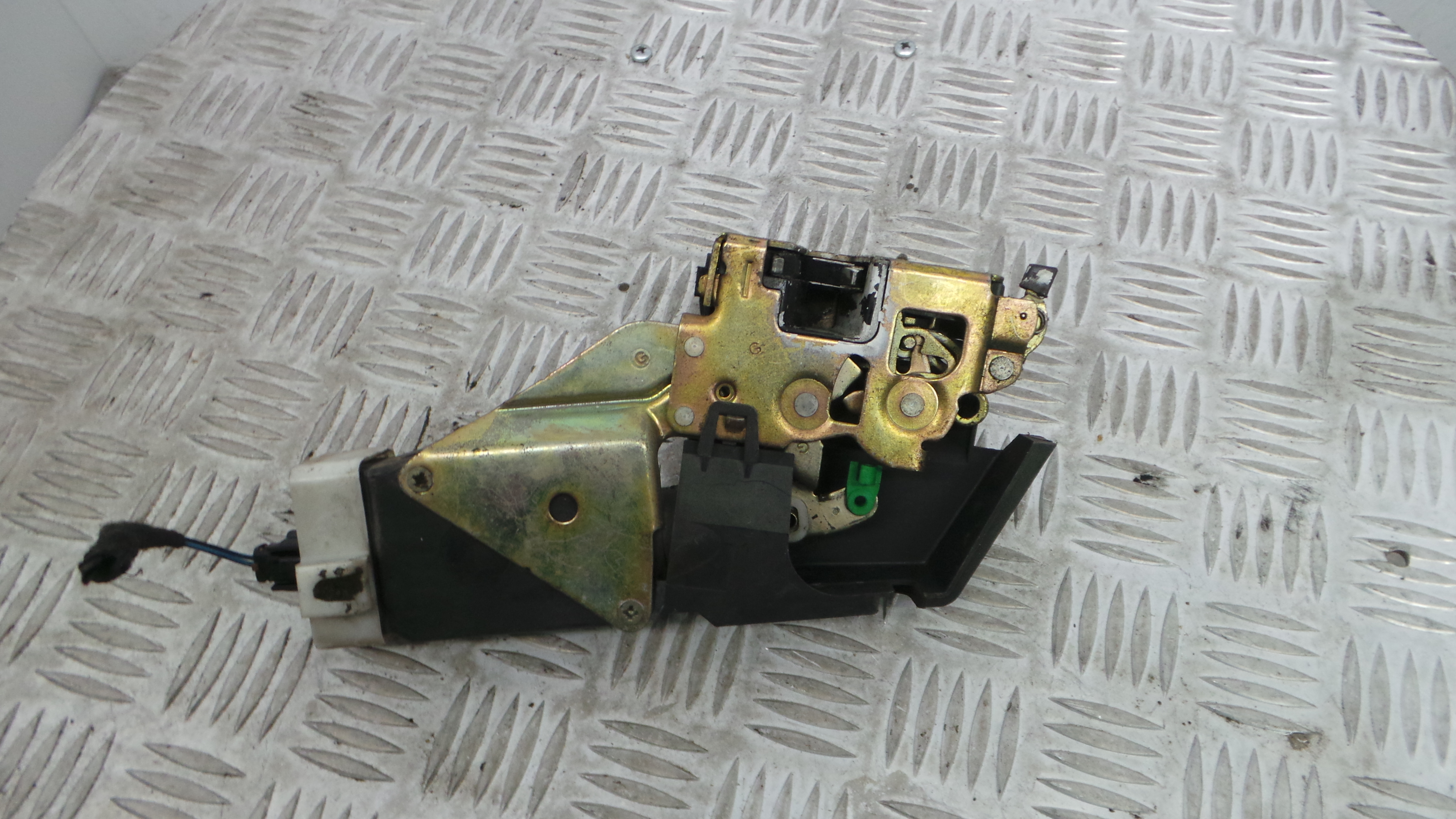 Fecho da Porta Trás Esq MR911785 - MITSUBISHI CARISMA (DA_)-33197612