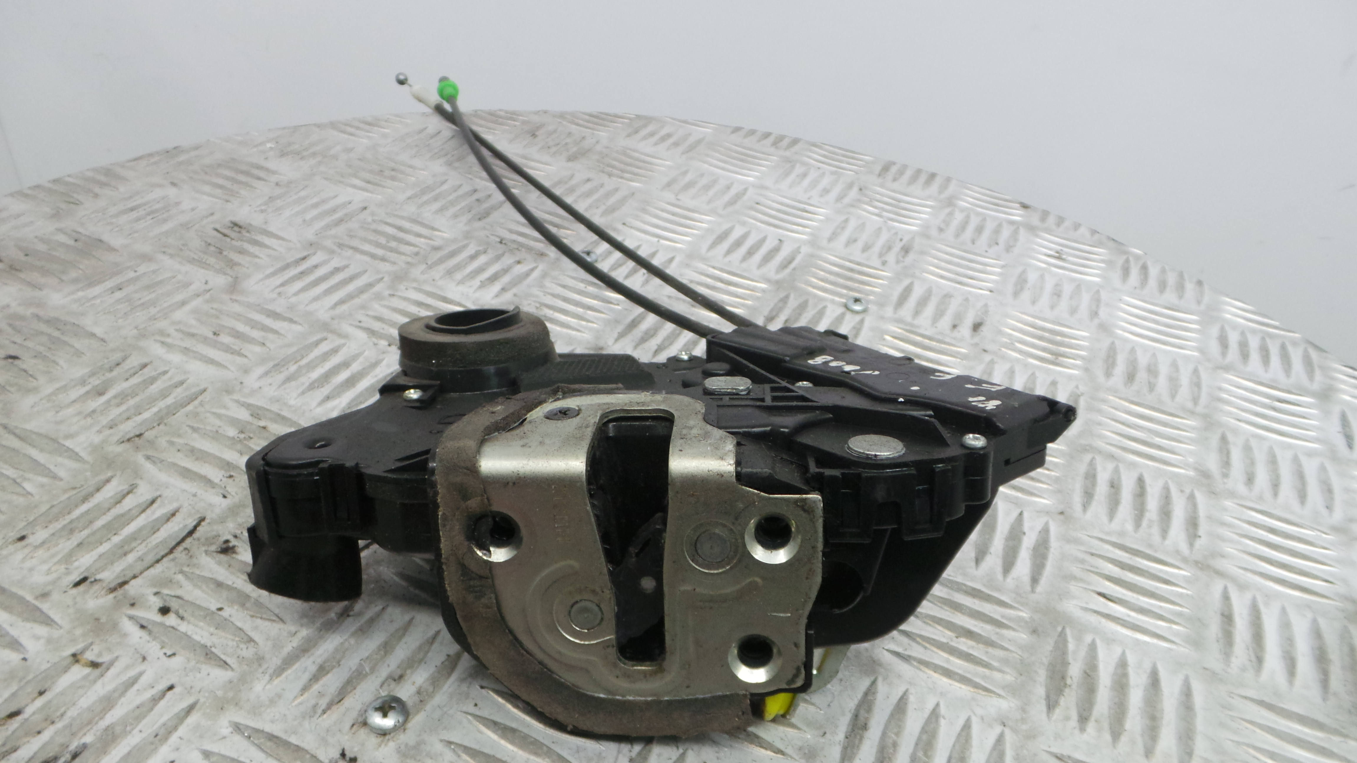 Fecho da Porta Frente Esq 690400D140 - TOYOTA YARIS (_P9_), YARIS/VITZ (_P9_)-33197621