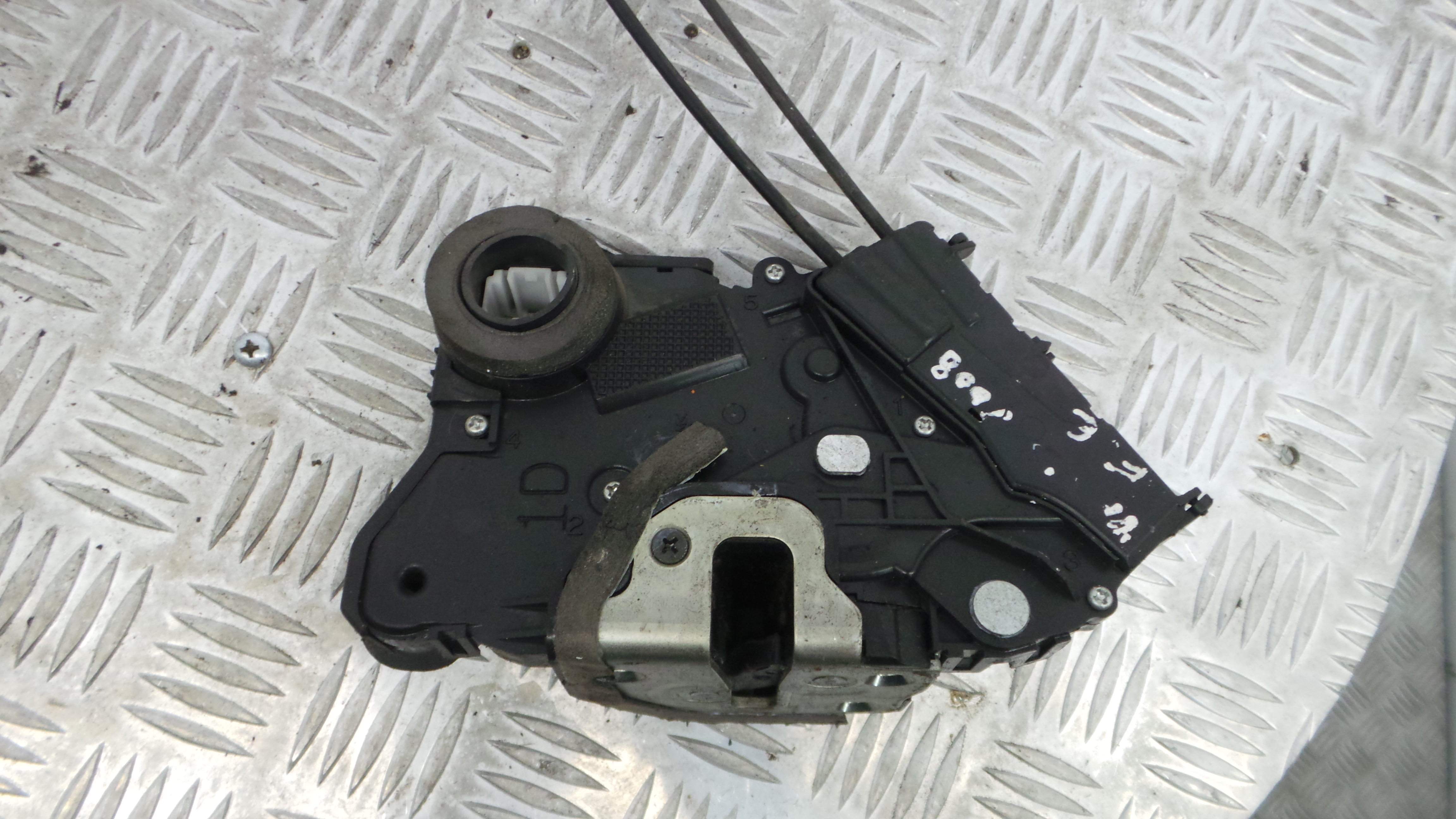 Fecho da Porta Frente Esq 690400D140 - TOYOTA YARIS (_P9_), YARIS/VITZ (_P9_)-33197621