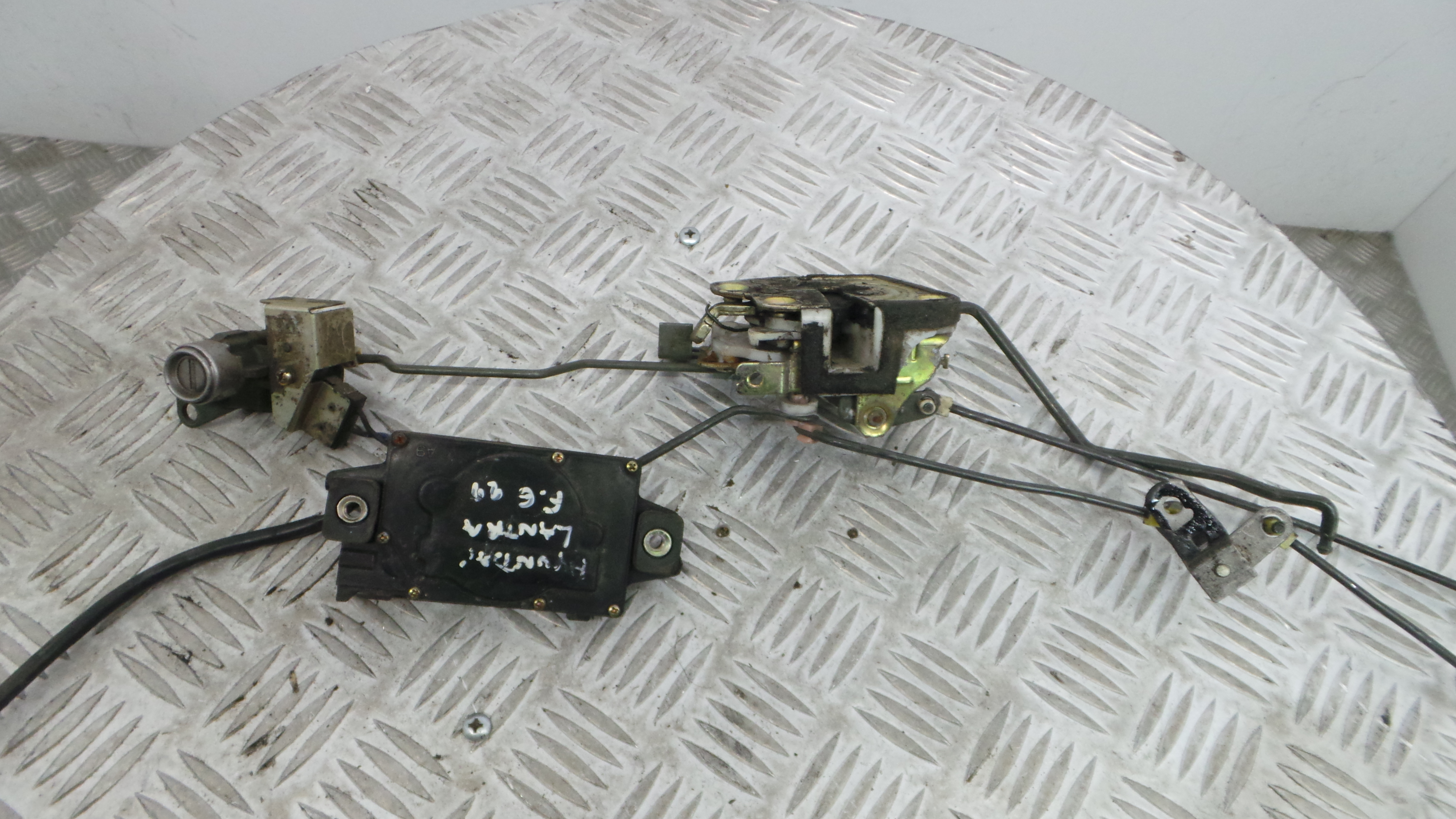 Fecho da Porta Frente Esq  - HYUNDAI ELANTRA II (J-2), LANTRA II (J-2), LANTRA Mk II (J-2)-33197672