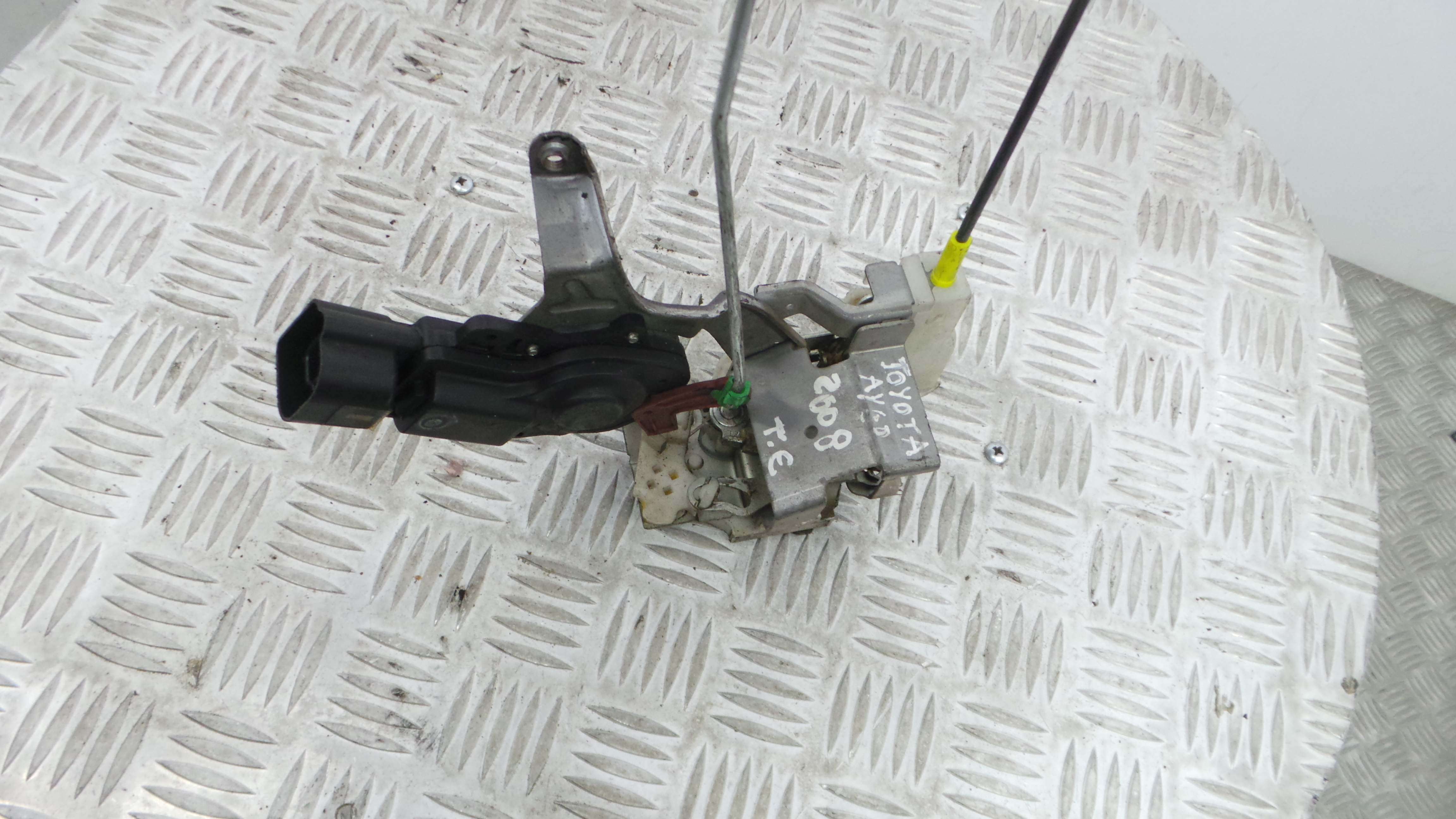 Fecho da Porta Trás Esq 690600H011 - TOYOTA AYGO (_B1_)-33197674