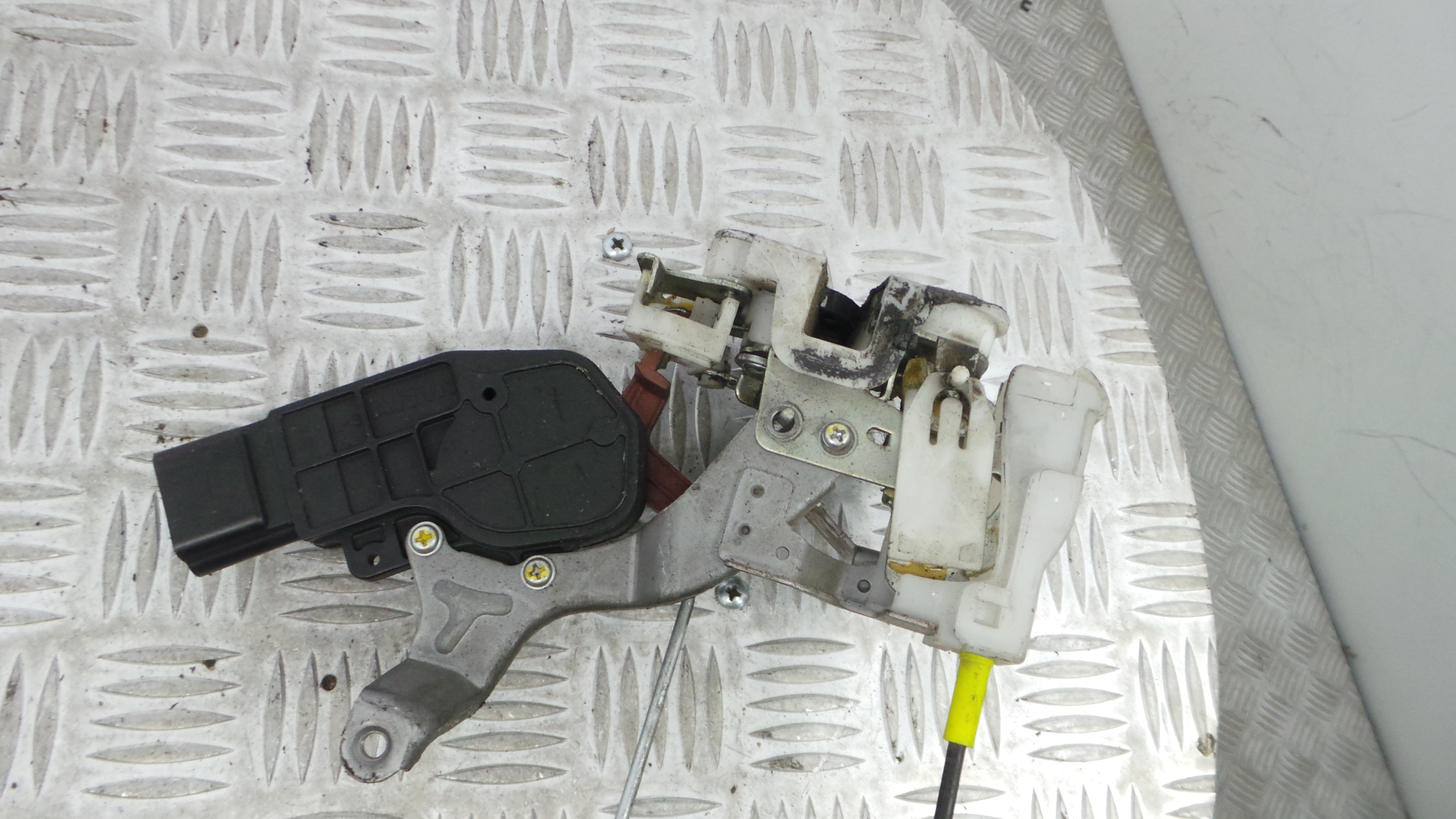 Fecho da Porta Trás Esq 690600H011 - TOYOTA AYGO (_B1_)-33197674