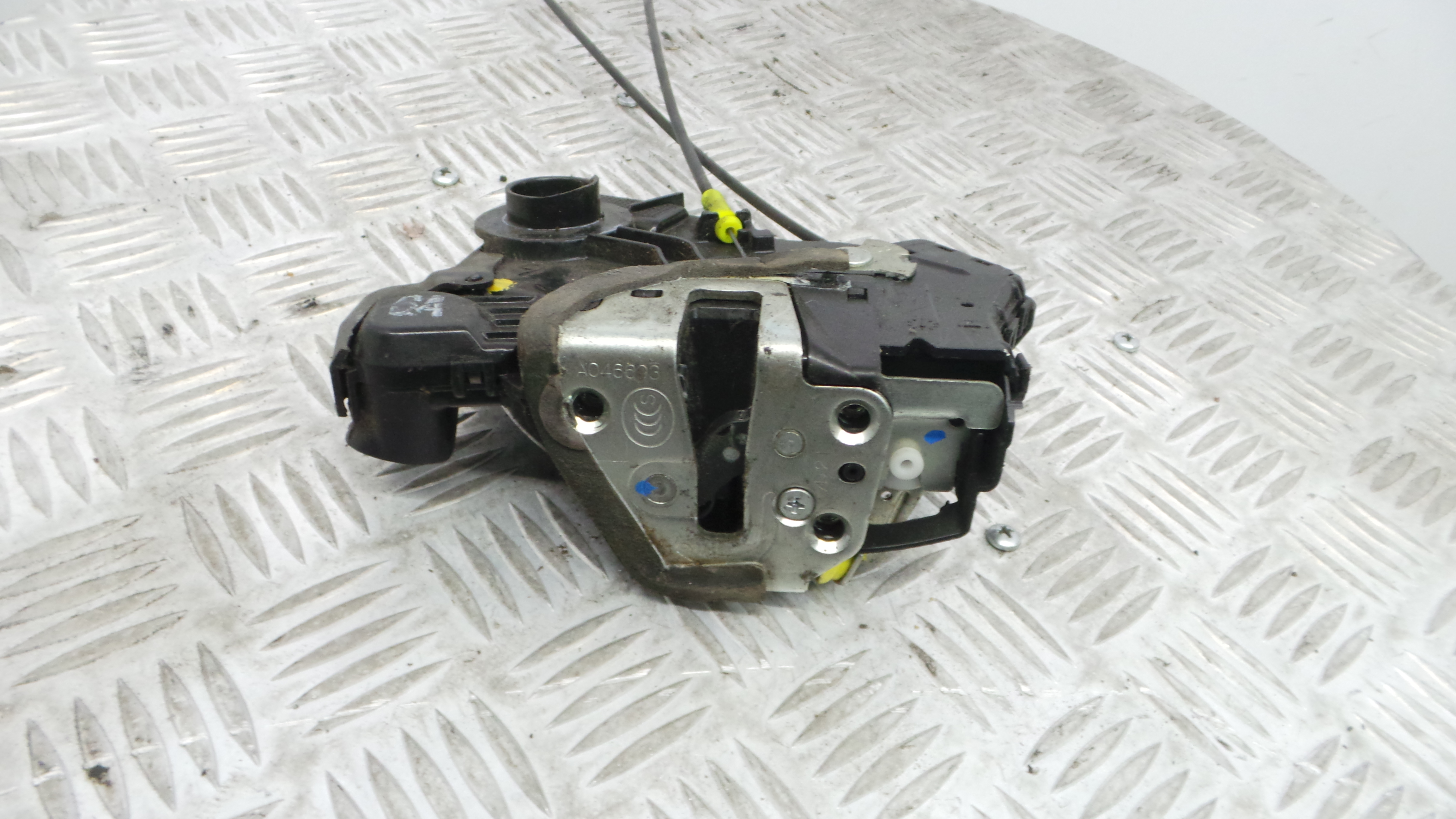 Fecho da Porta Frente Esq 6904002210 - TOYOTA AURIS (_E15_), COROLLA (_E15_)-33197680