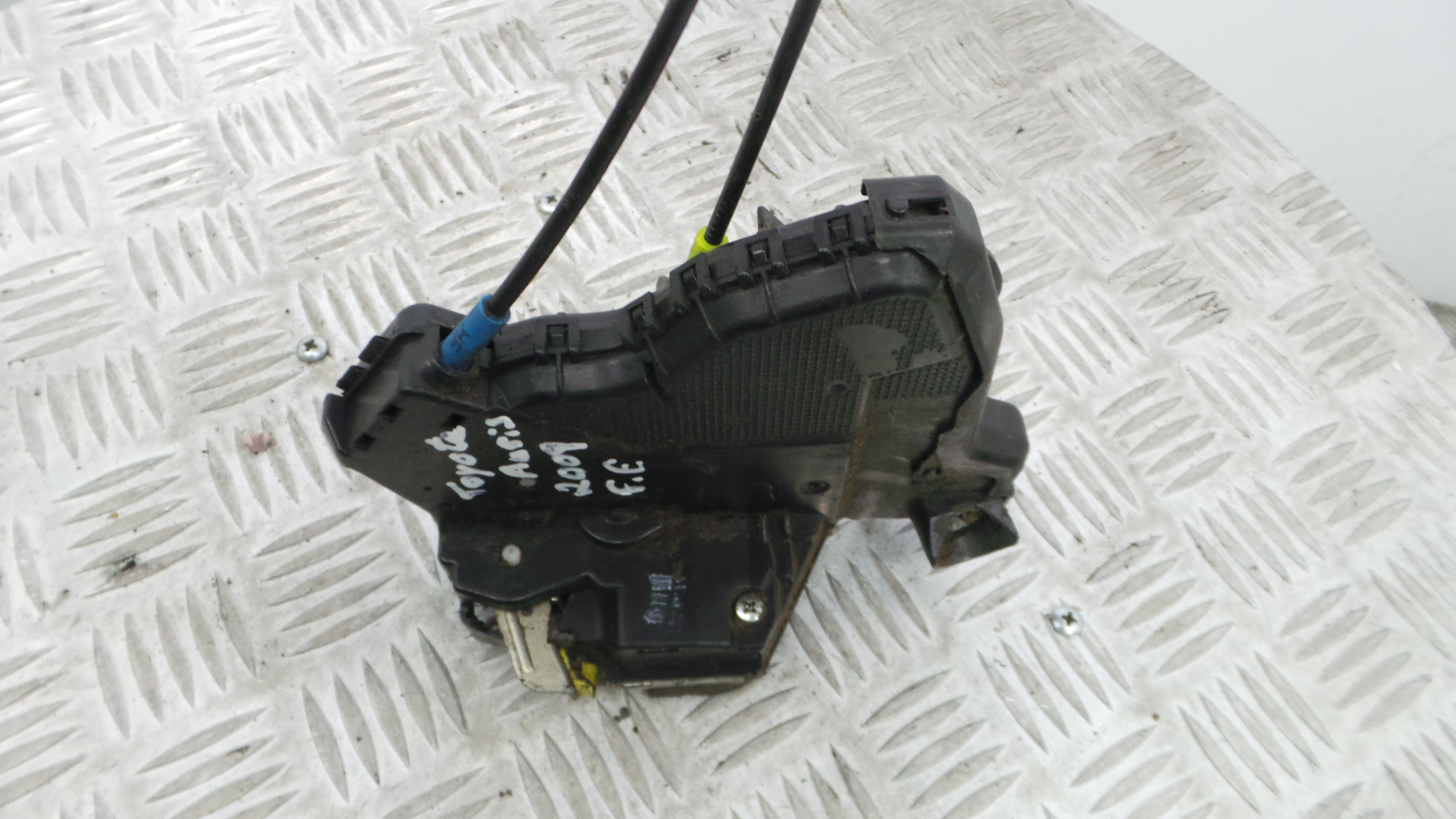 Fecho da Porta Frente Esq 6904002210 - TOYOTA AURIS (_E15_), COROLLA (_E15_)-33197680