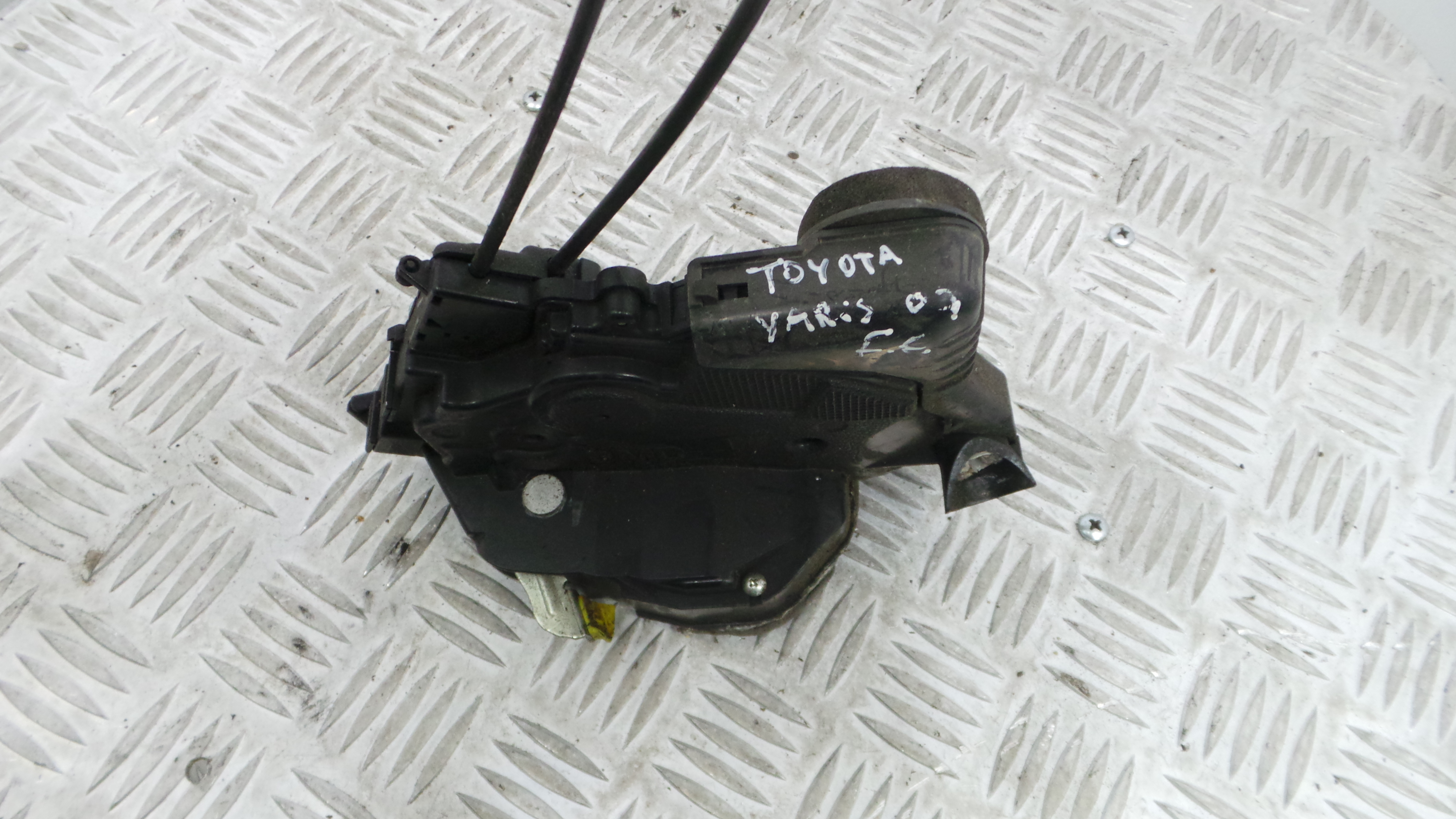 Fecho da Porta Frente Esq 690400D140 - TOYOTA YARIS (_P9_), YARIS/VITZ (_P9_)-33197692