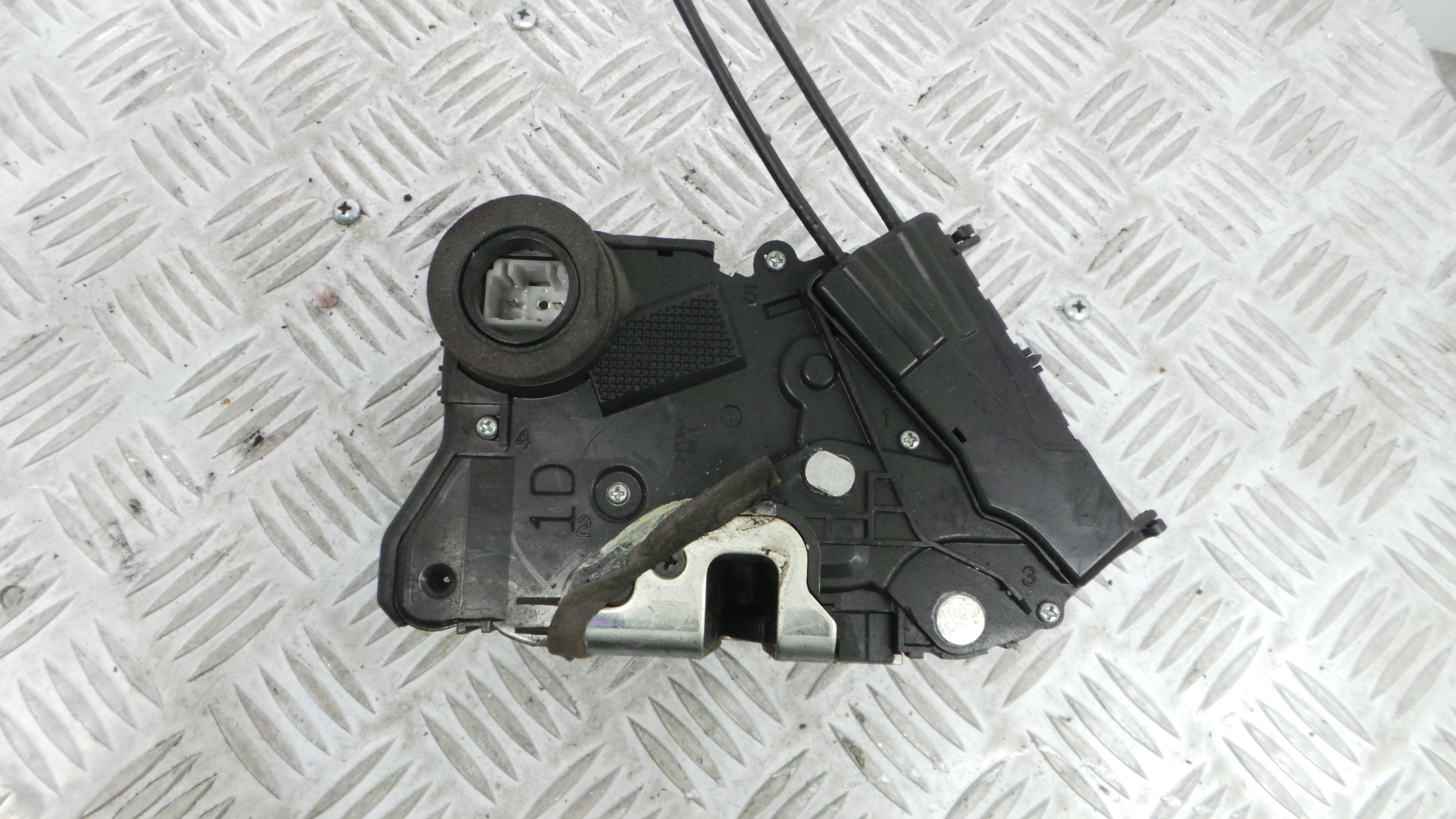 Fecho da Porta Frente Esq 690400D140 - TOYOTA YARIS (_P9_), YARIS/VITZ (_P9_)-33197692