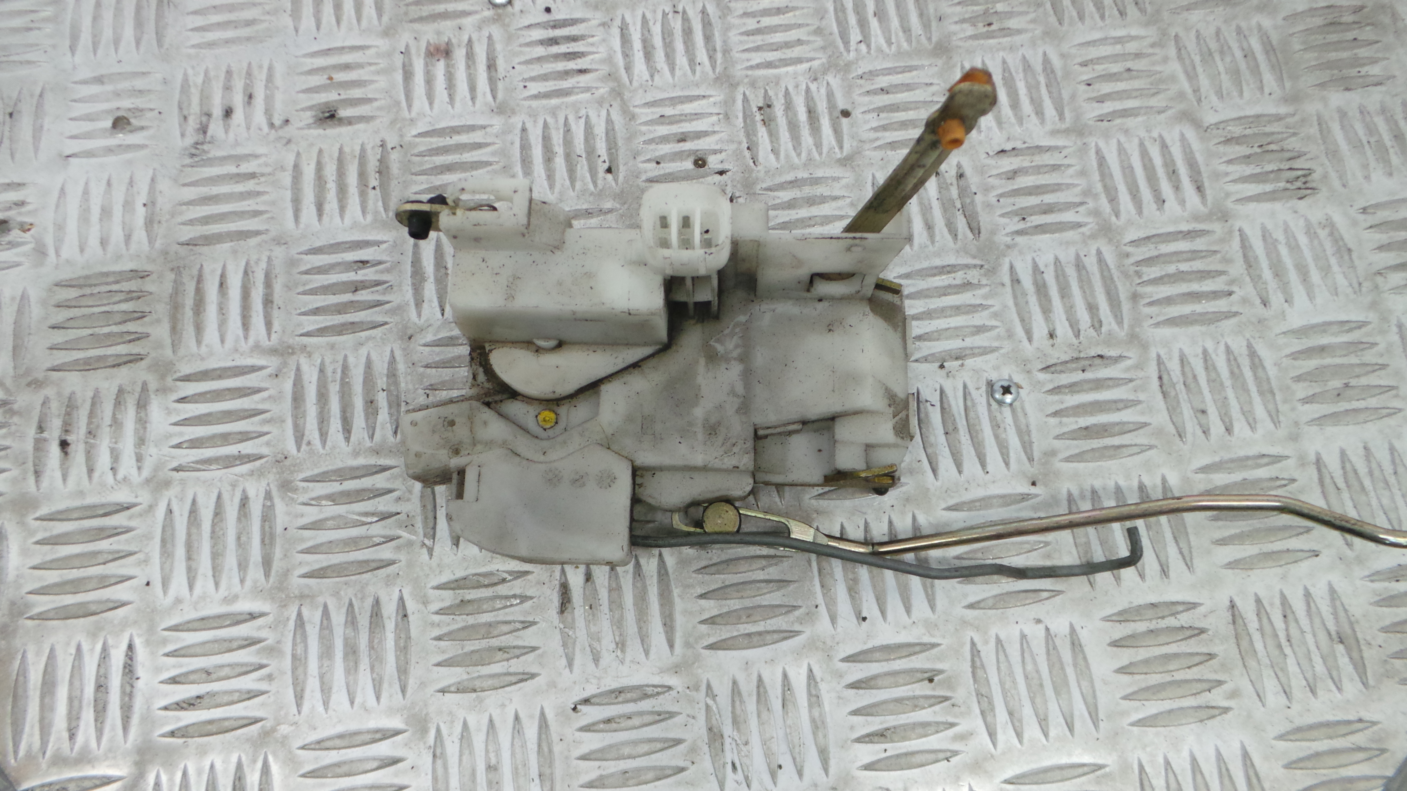 Fecho da Porta Frente Esq 6904005081 - TOYOTA AVENSIS (_T22_)-33197708