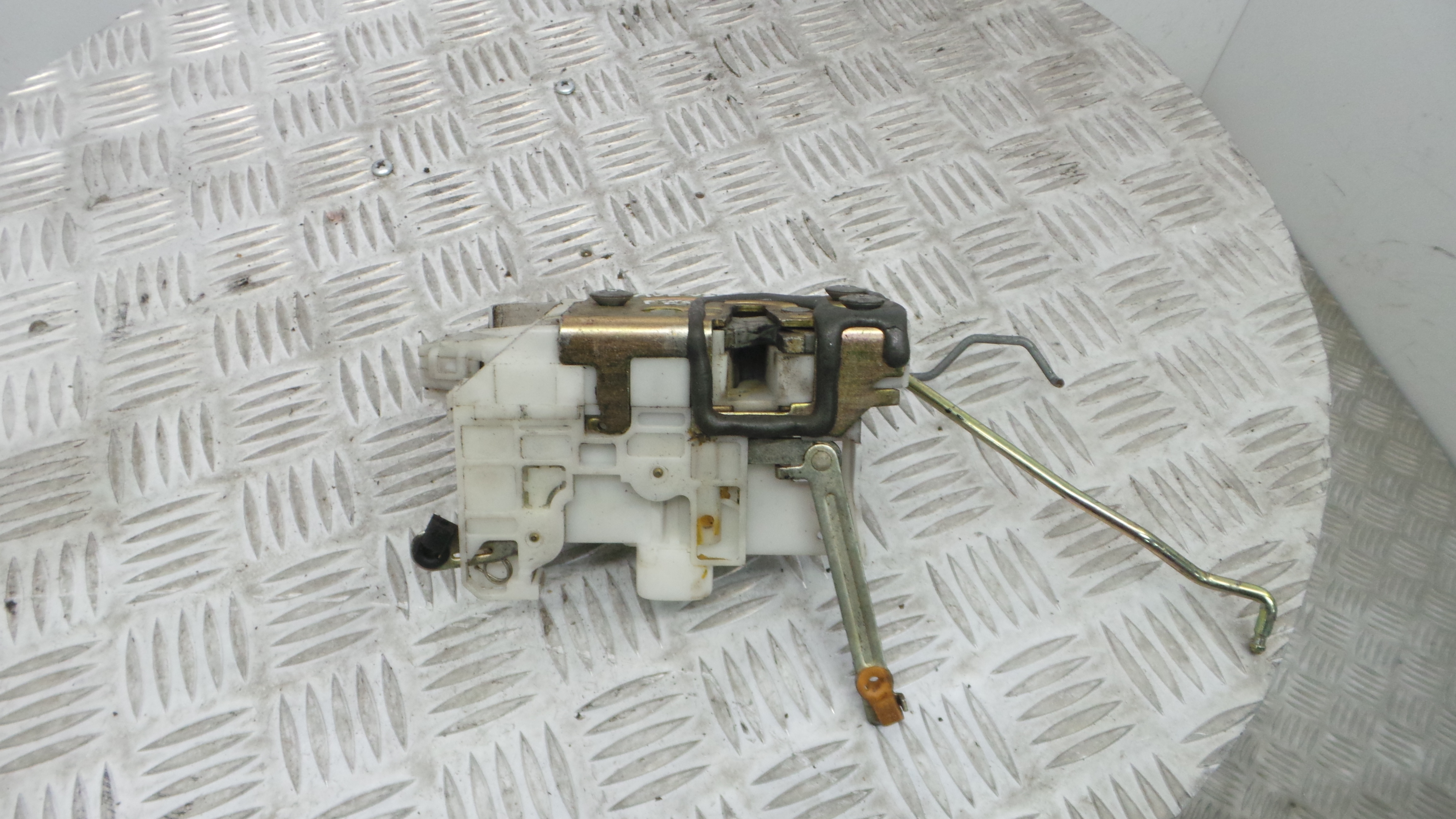 Fecho da Porta Frente Esq 6904005081 - TOYOTA AVENSIS (_T22_)-33197708