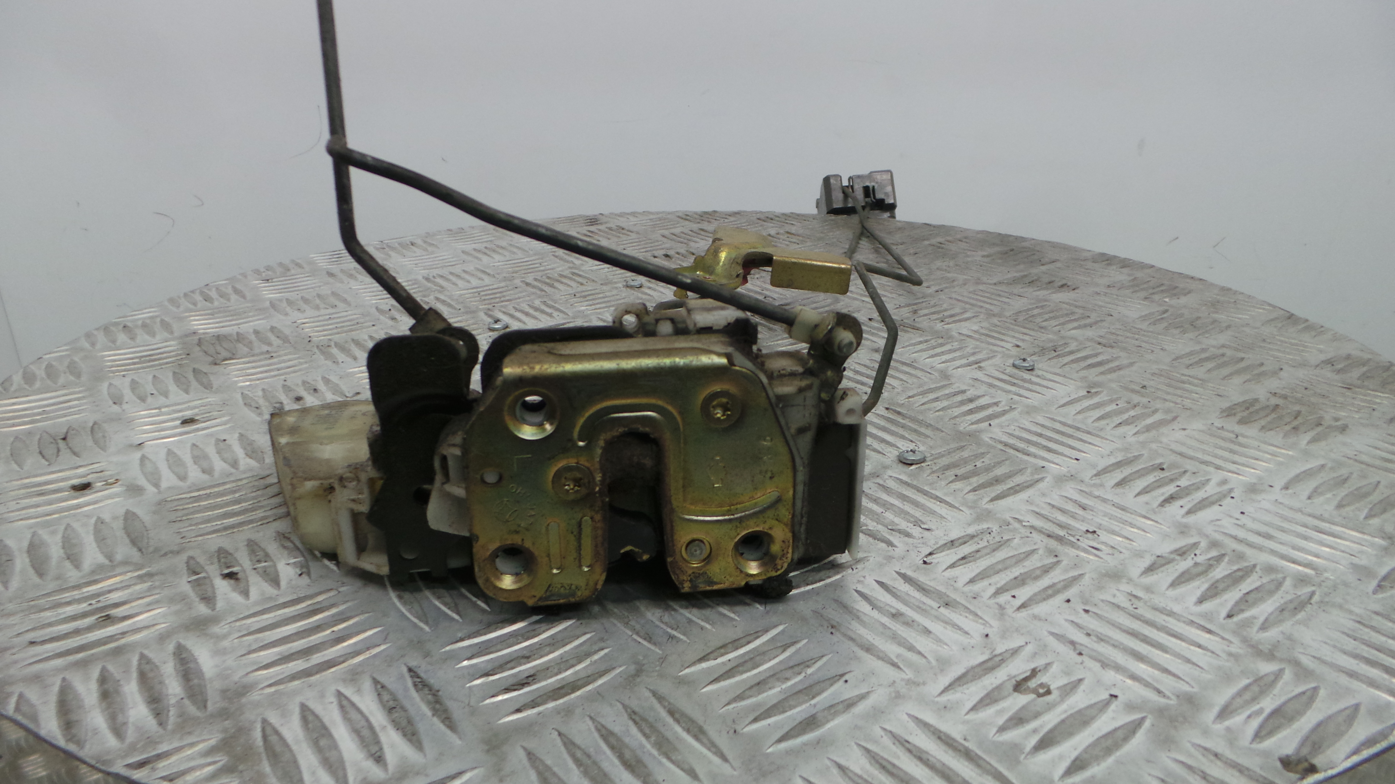 Fecho da Porta Frente Esq 805525P013 - NISSAN NAVARA Camião de plataforma/chassis (D22)-33197724