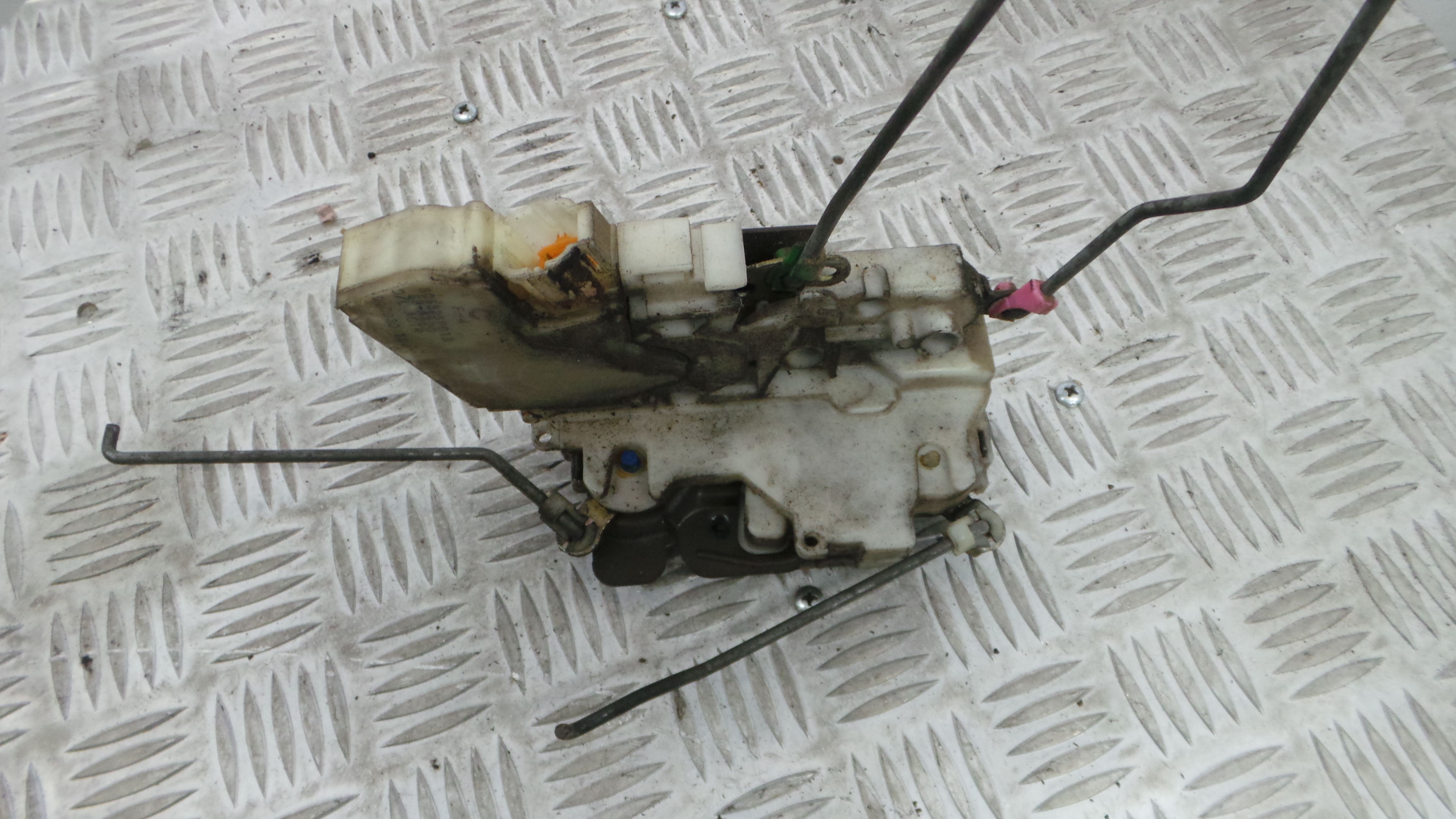 Fecho da Porta Frente Esq 805525P013 - NISSAN NAVARA Camião de plataforma/chassis (D22)-33197724