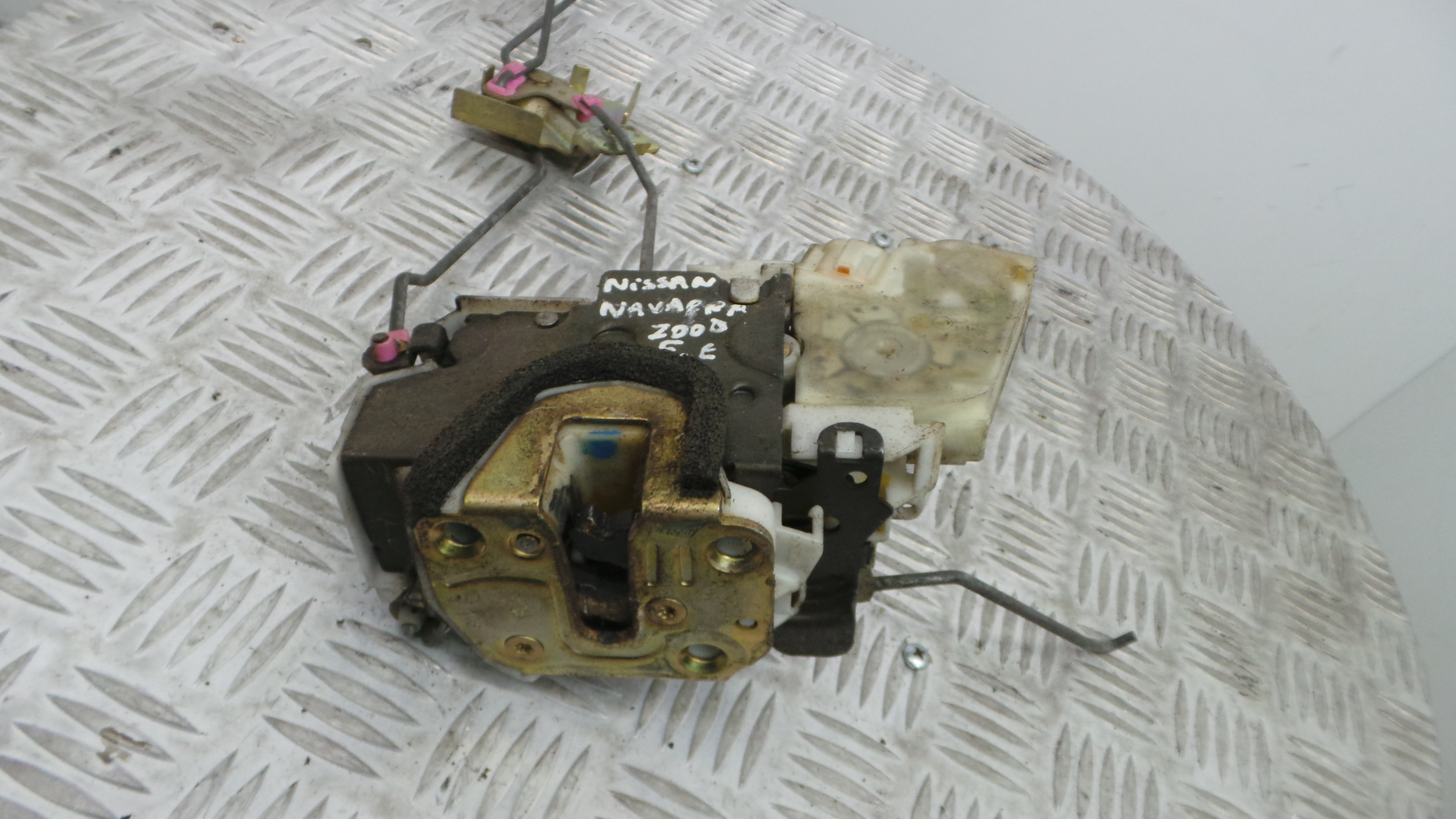 Fecho da Porta Frente Esq 805525P013 - NISSAN NAVARA Camião de plataforma/chassis (D22)-33197724