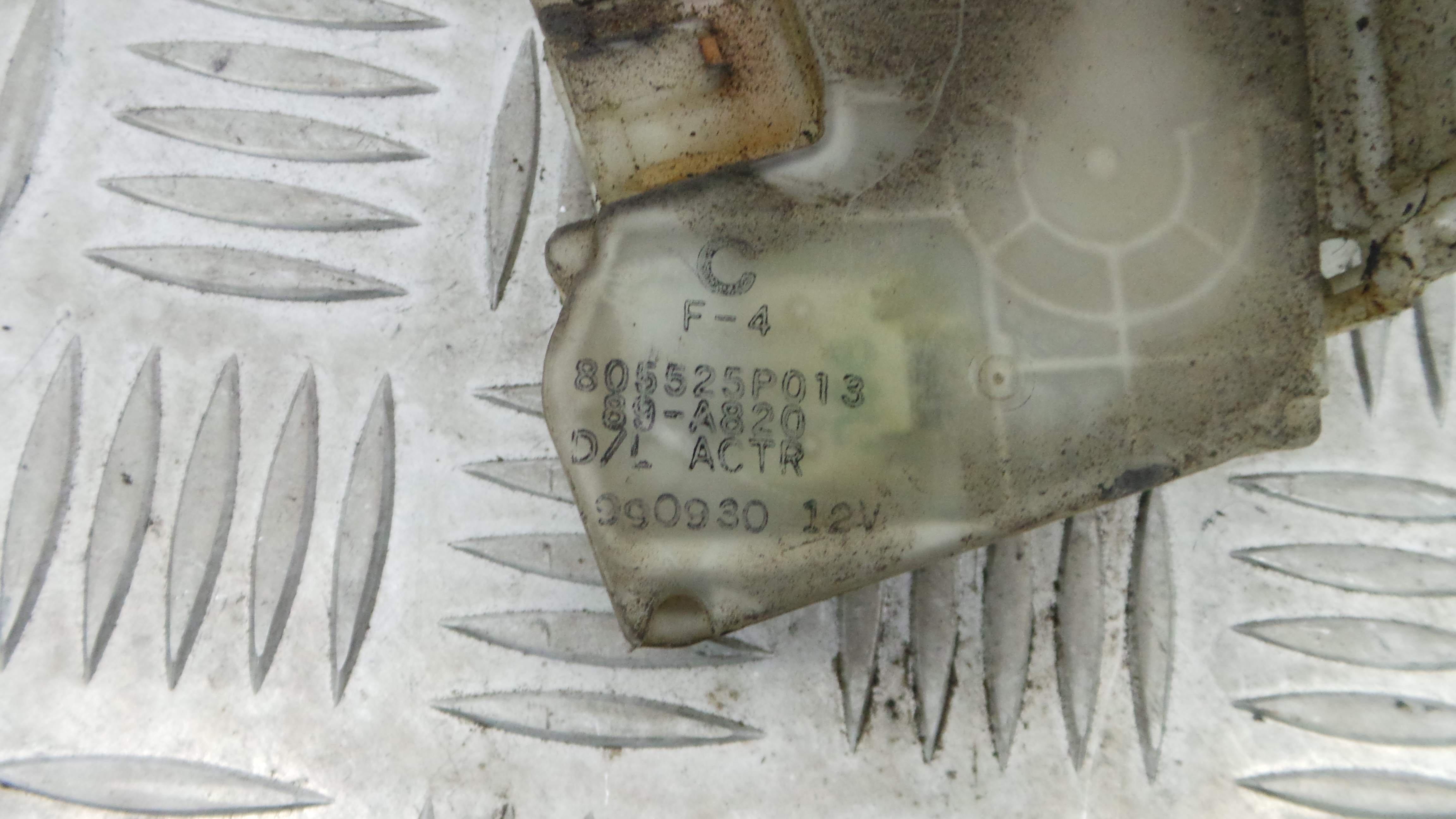 Fecho da Porta Frente Esq 805525P013 - NISSAN NAVARA Camião de plataforma/chassis (D22)-33197724