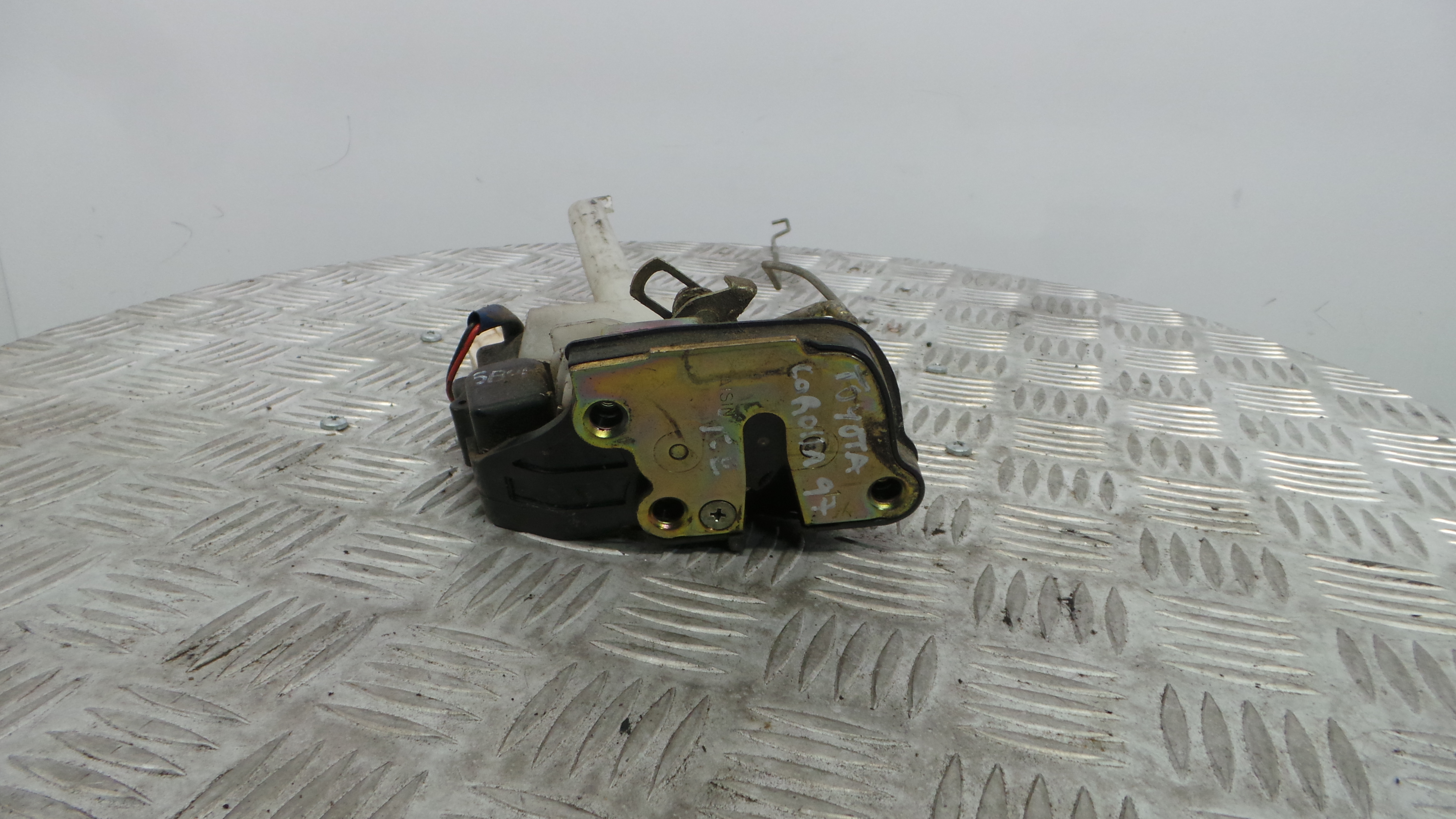 Fecho da Porta Trás Esq 6930612190 - TOYOTA COROLLA (_E11_)-33197728 Fecho da Porta Trás Esq 6930612190 - TOYOTA COROLLA (_E11_)-33197728