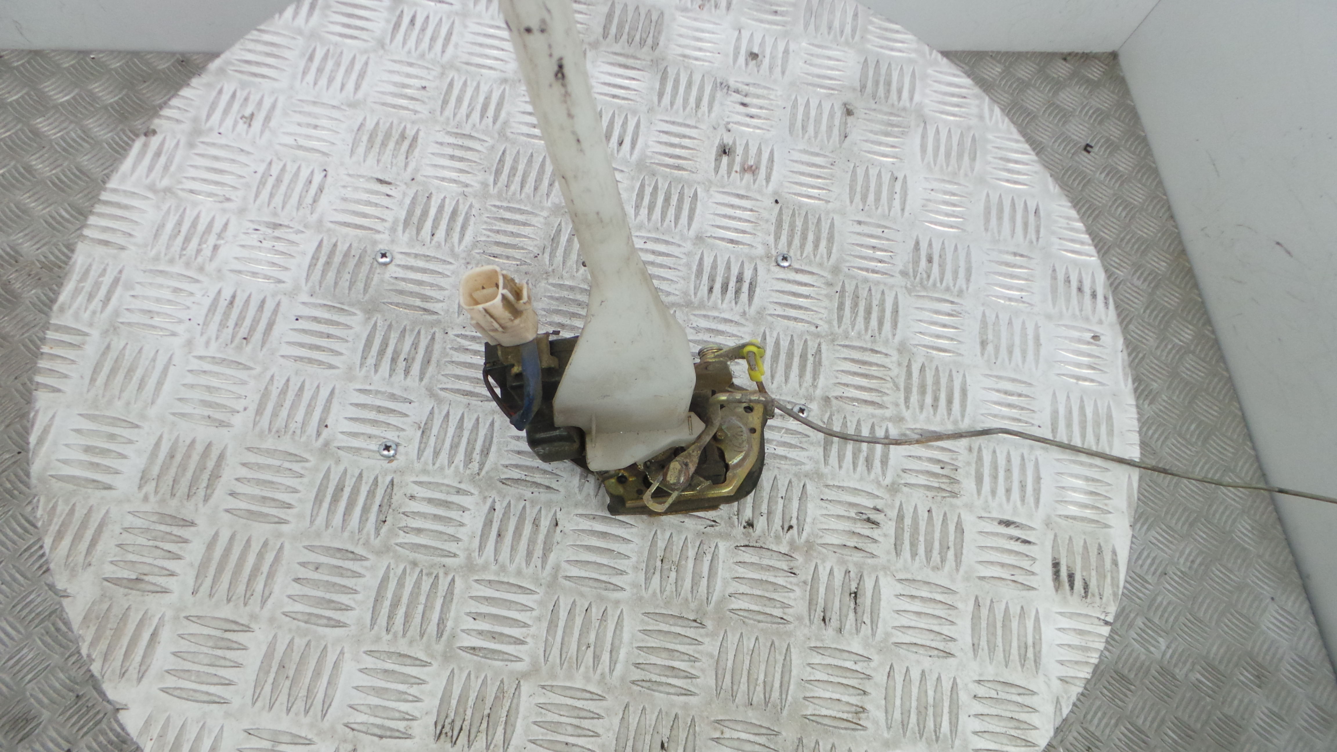 Fecho da Porta Trás Esq 6930612190 - TOYOTA COROLLA (_E11_)-33197728