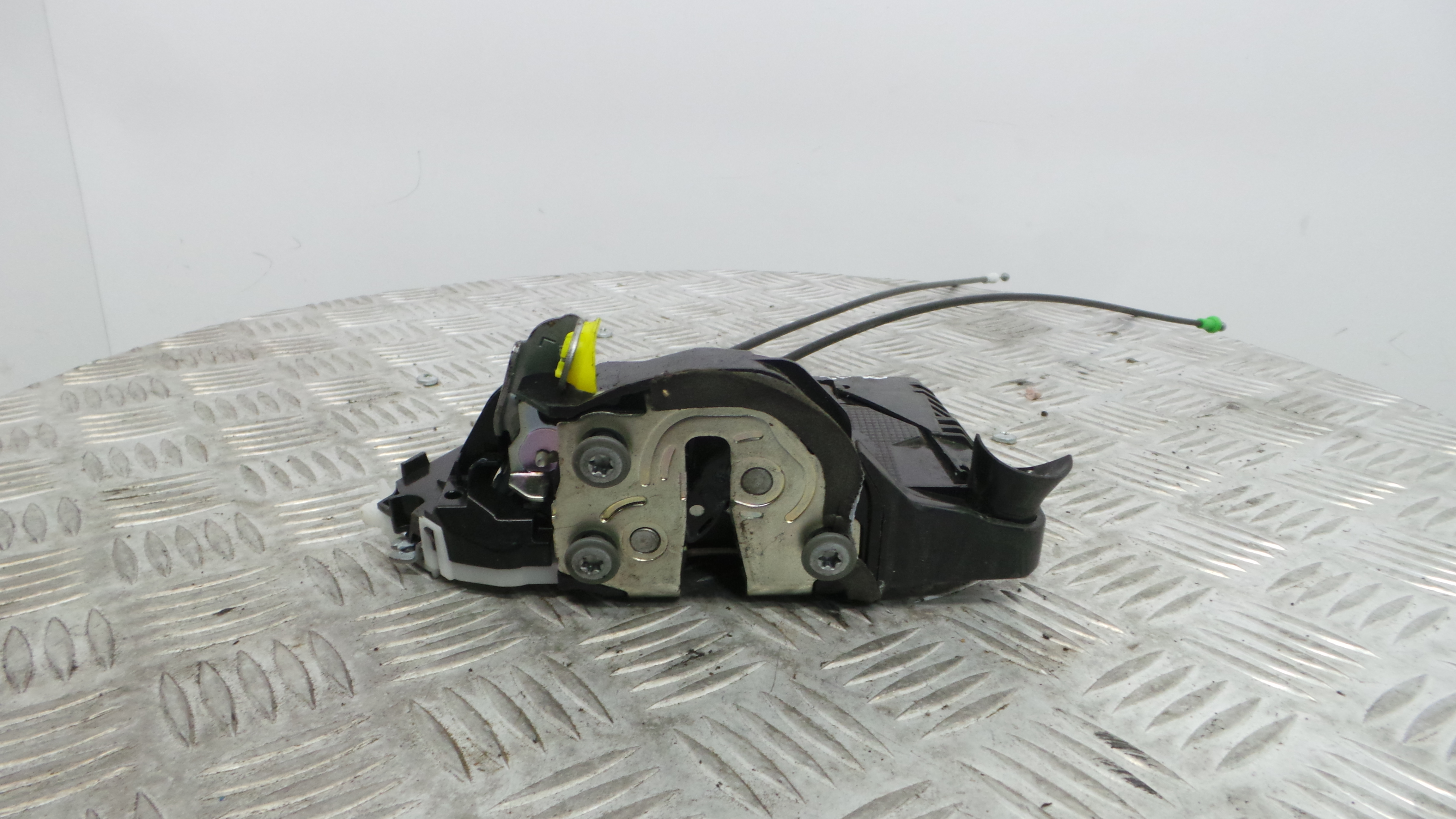 Fecho da Porta Frente Esq 690400D320 - TOYOTA YARIS (_P15_)-33197738