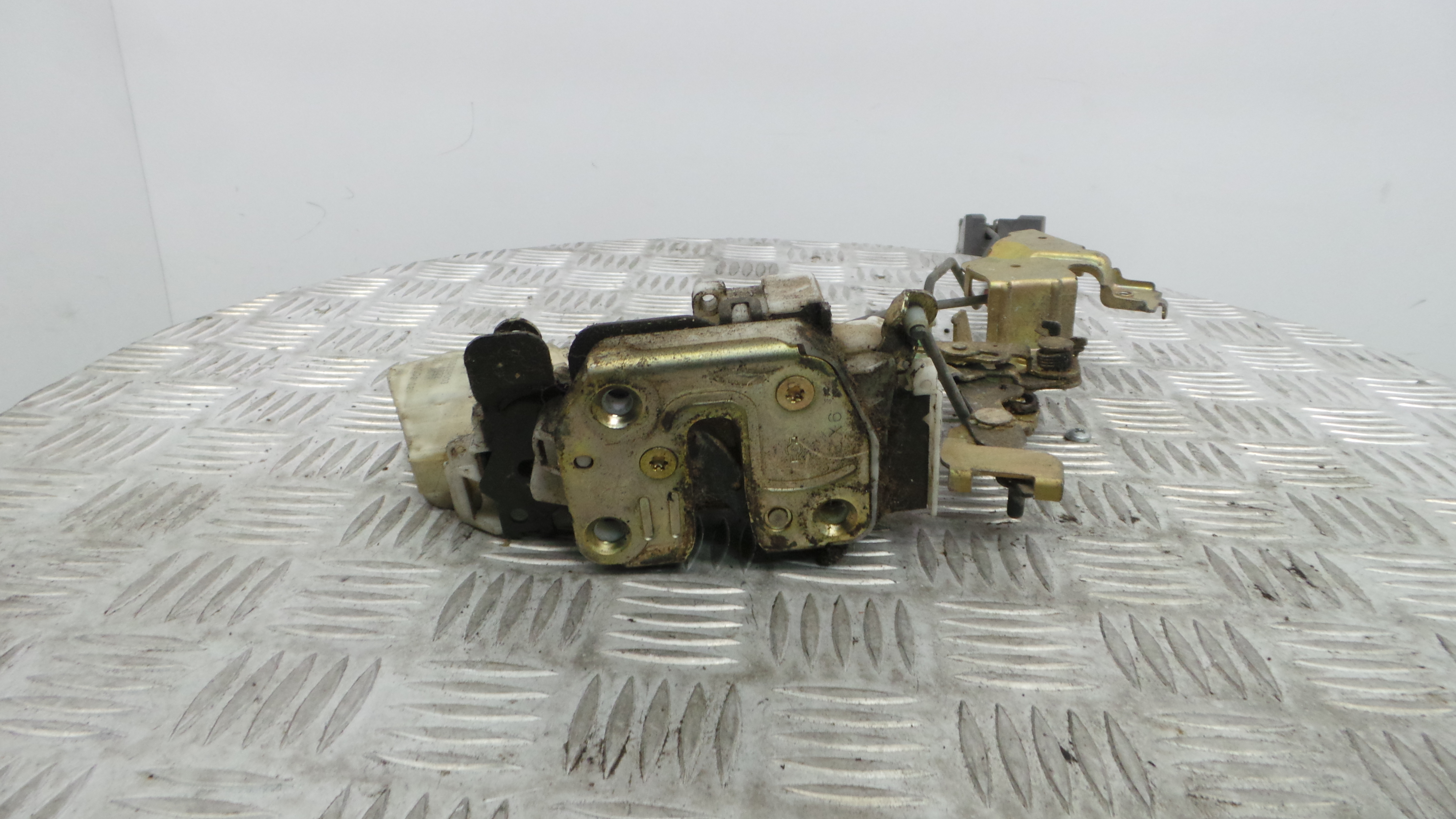 Fecho da Porta Trás Esq 805525P003 - NISSAN NAVARA Camião de plataforma/chassis (D22)-33197751 Fecho da Porta Trás Esq 805525P003 - NISSAN NAVARA Camião de plataforma/chassis (D22)-33197751