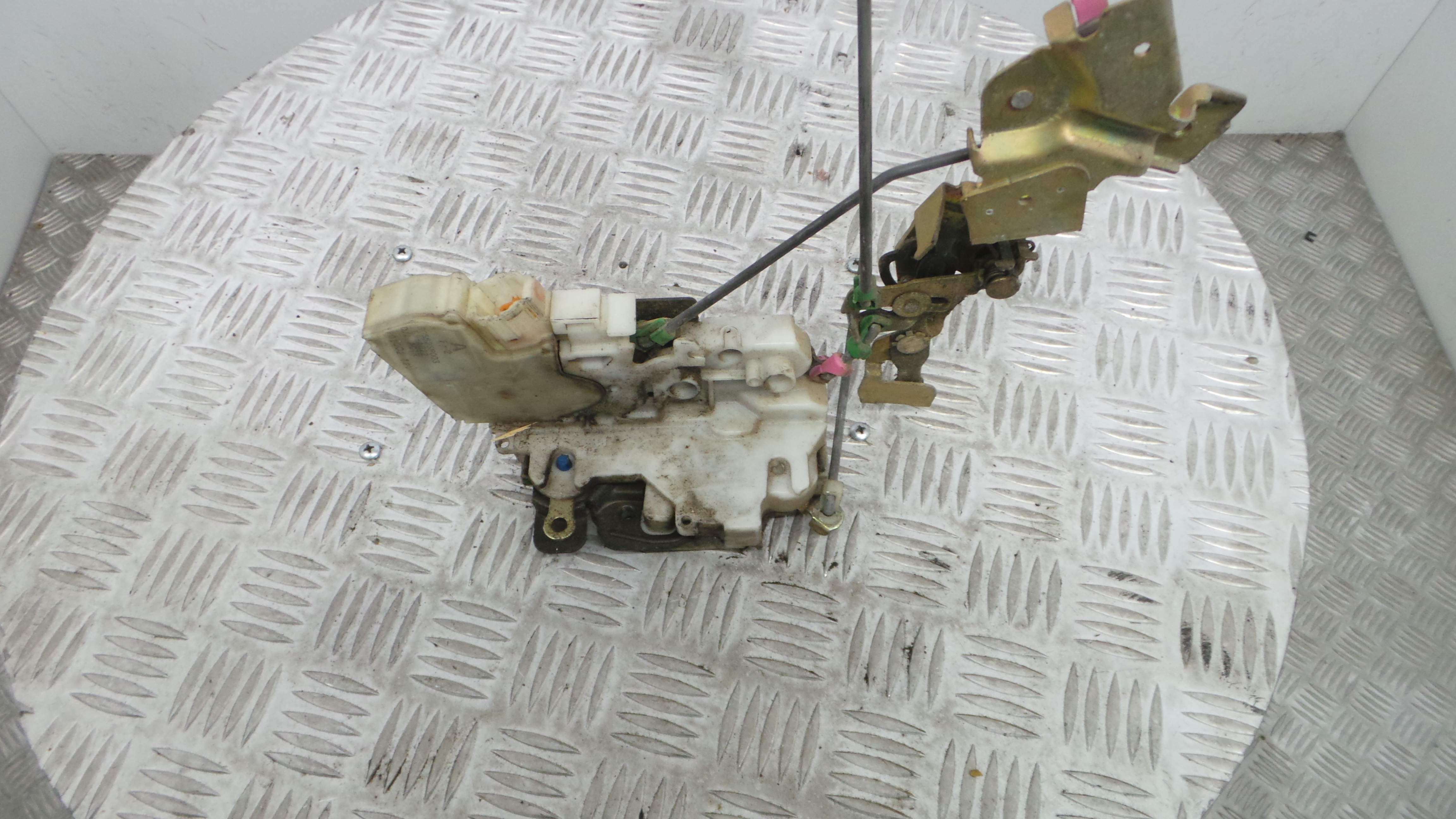 Fecho da Porta Trás Esq 805525P003 - NISSAN NAVARA Camião de plataforma/chassis (D22)-33197751